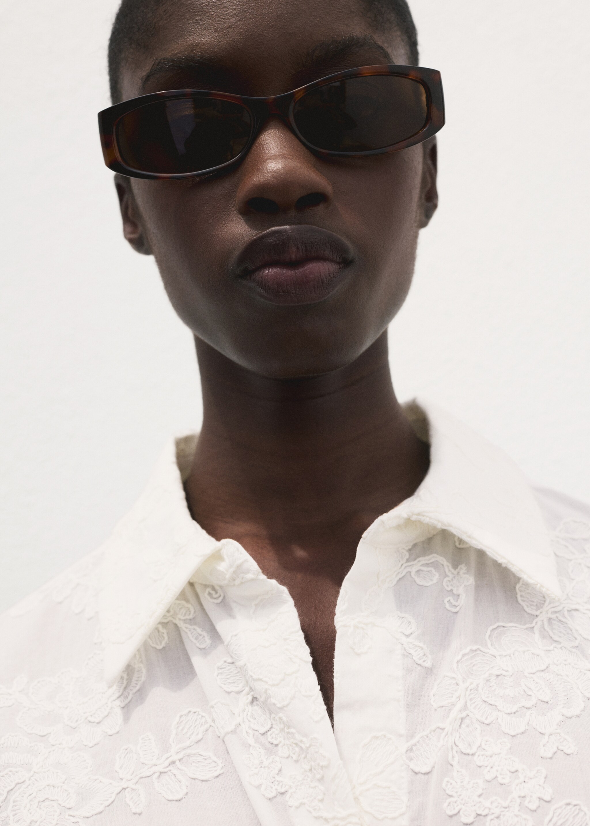 Robe-chemise brodée avec ceinture - Détail de l'article 1