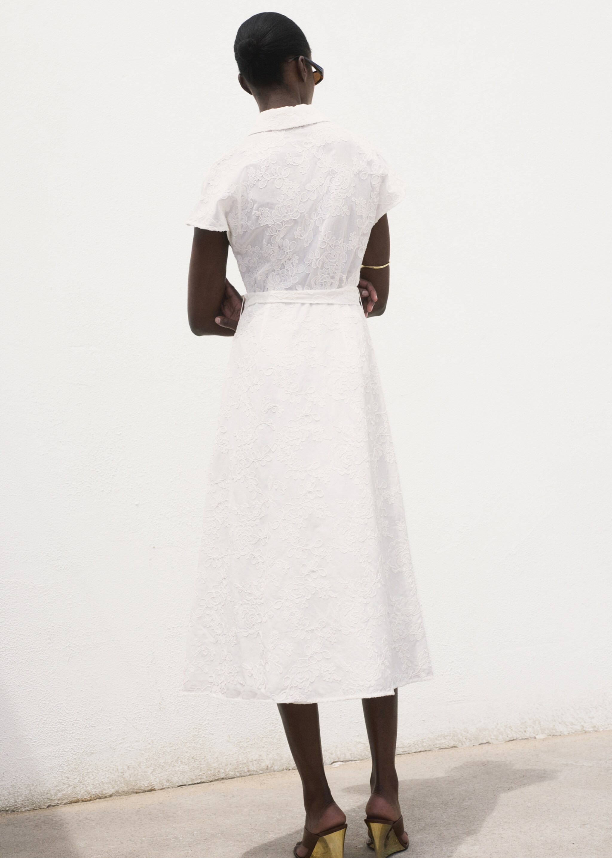 Robe-chemise brodée avec ceinture - Verso de l’article