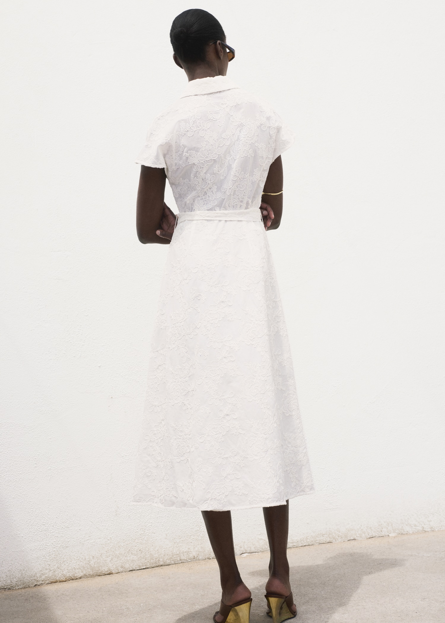 Vestido camisero bordado cinturón - Reverso del artículo