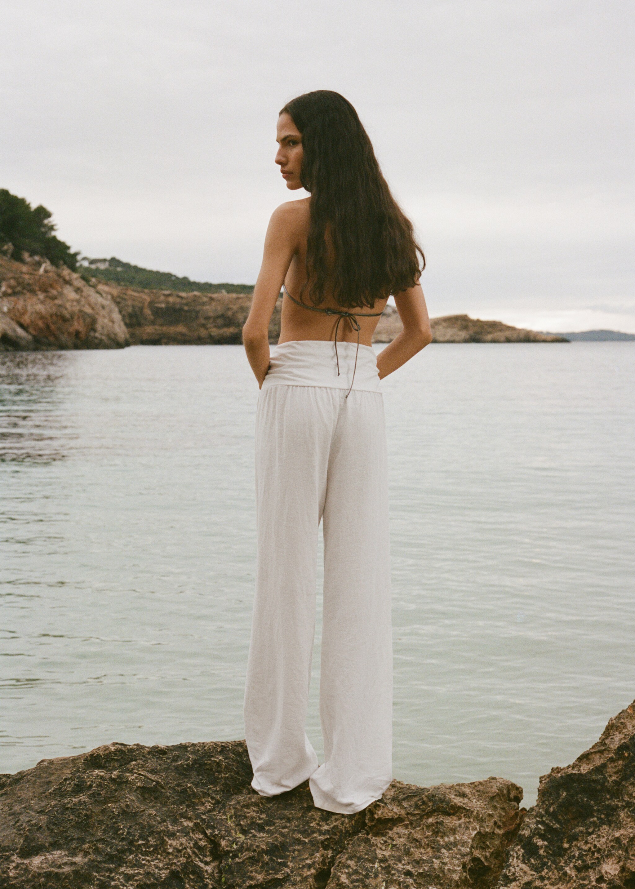 Linen trousers with draped waist - Reverse of the article