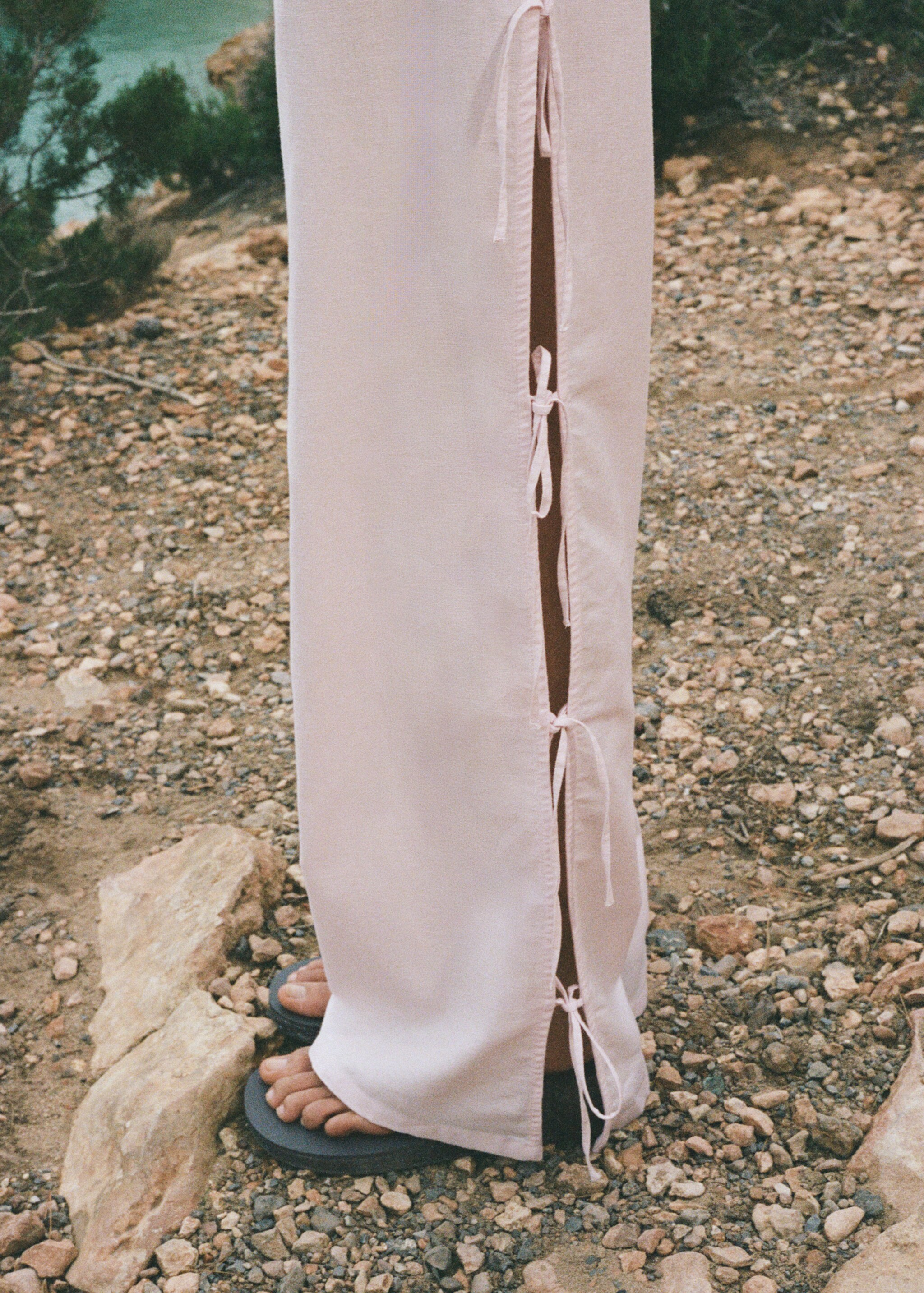 Straight pants with slits and bows - Medium plane