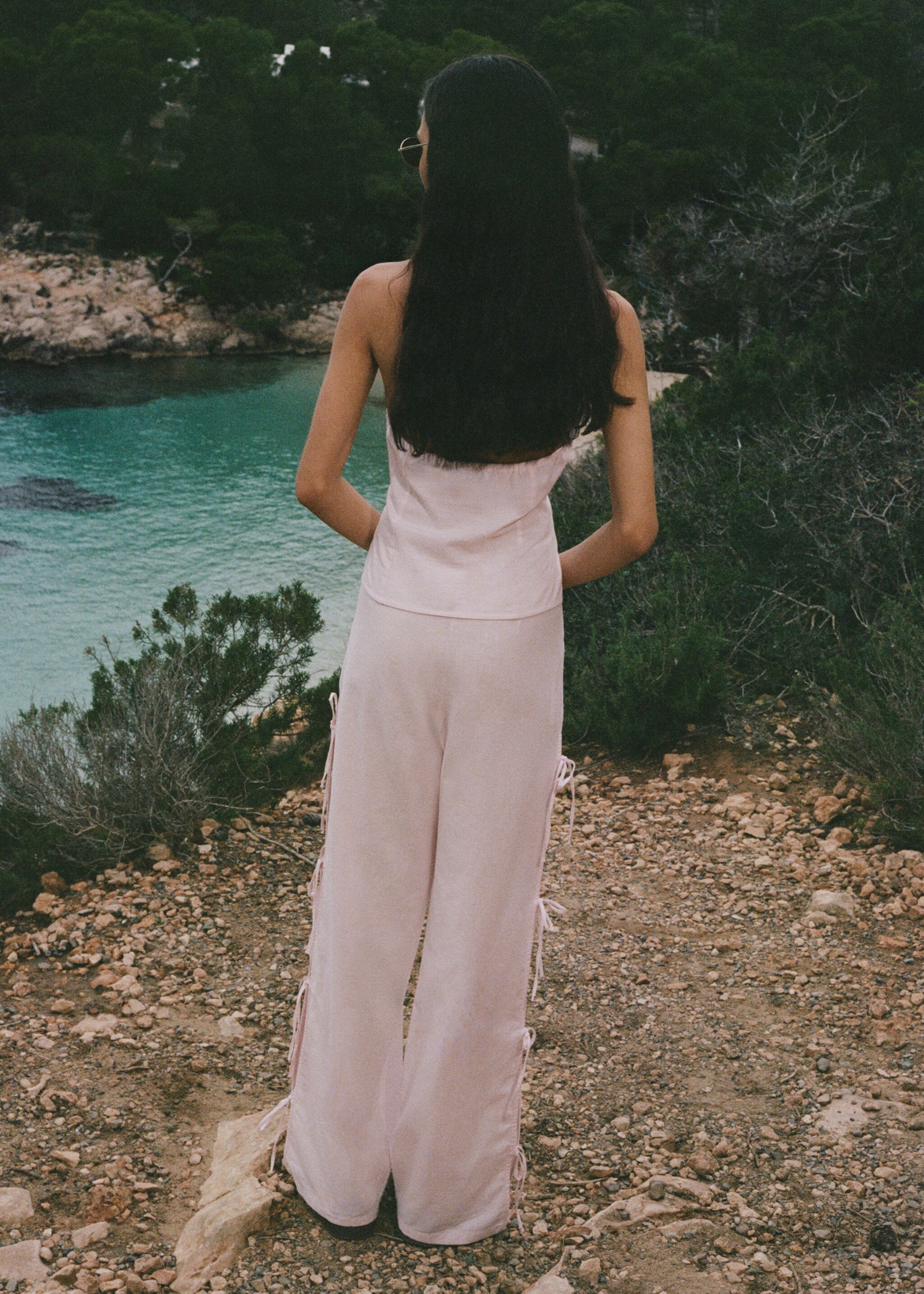 Straight pants with slits and bows - Reverse of the article