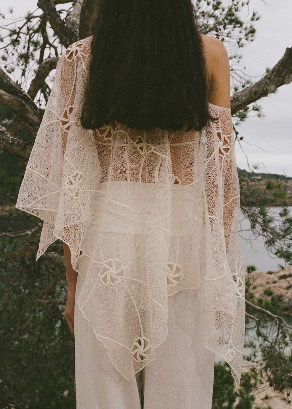 早い者勝ち　UND FLOWER RAISED EMBROIDERY TOP BiBi Crochet Flower Embroidery Sleeveless Top in Ivory Multi