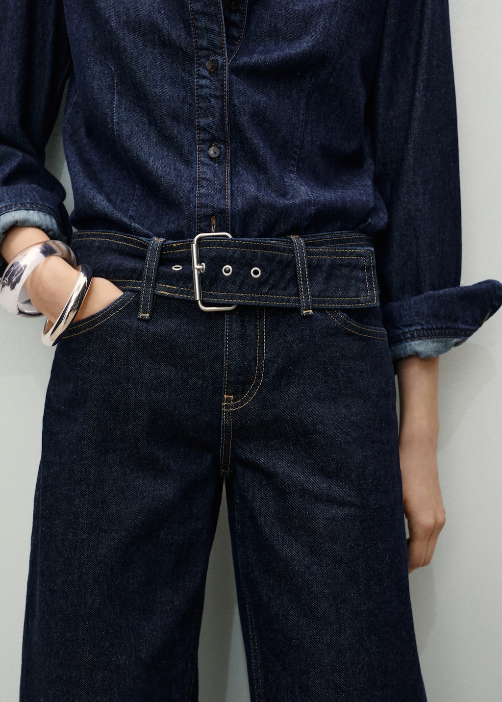 Low-rise straight jeans with belt