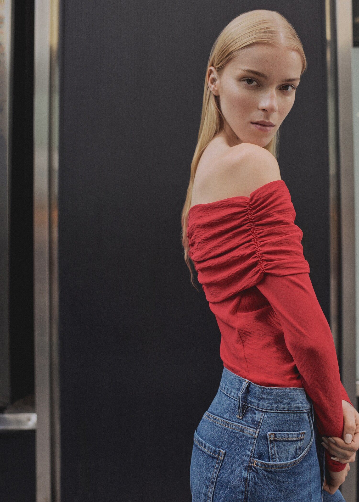 Off shoulders blouse - Reverse of the article