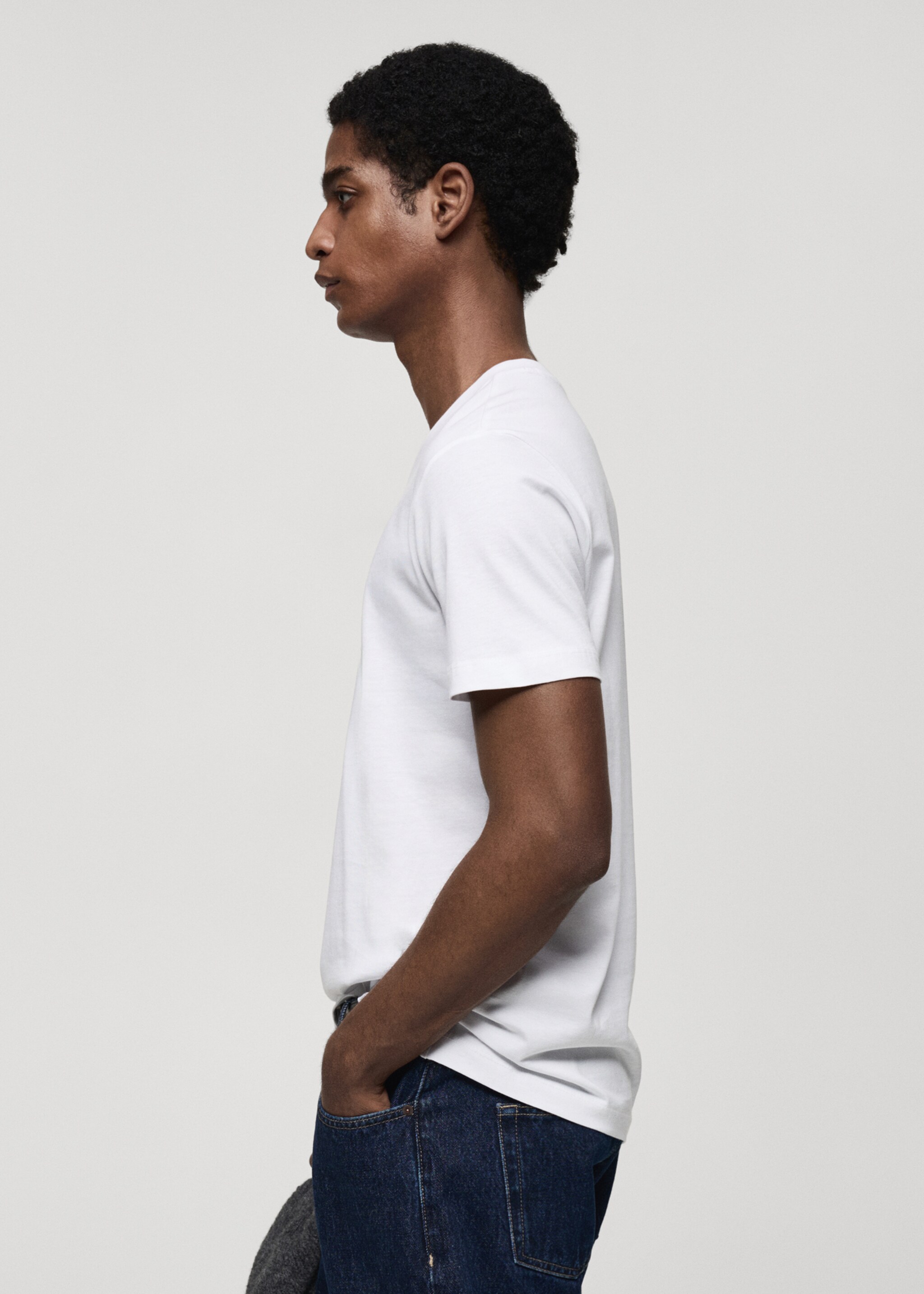 Футболка slim fit с V-образной горловиной 100% хлопок - Деталь изделия 2