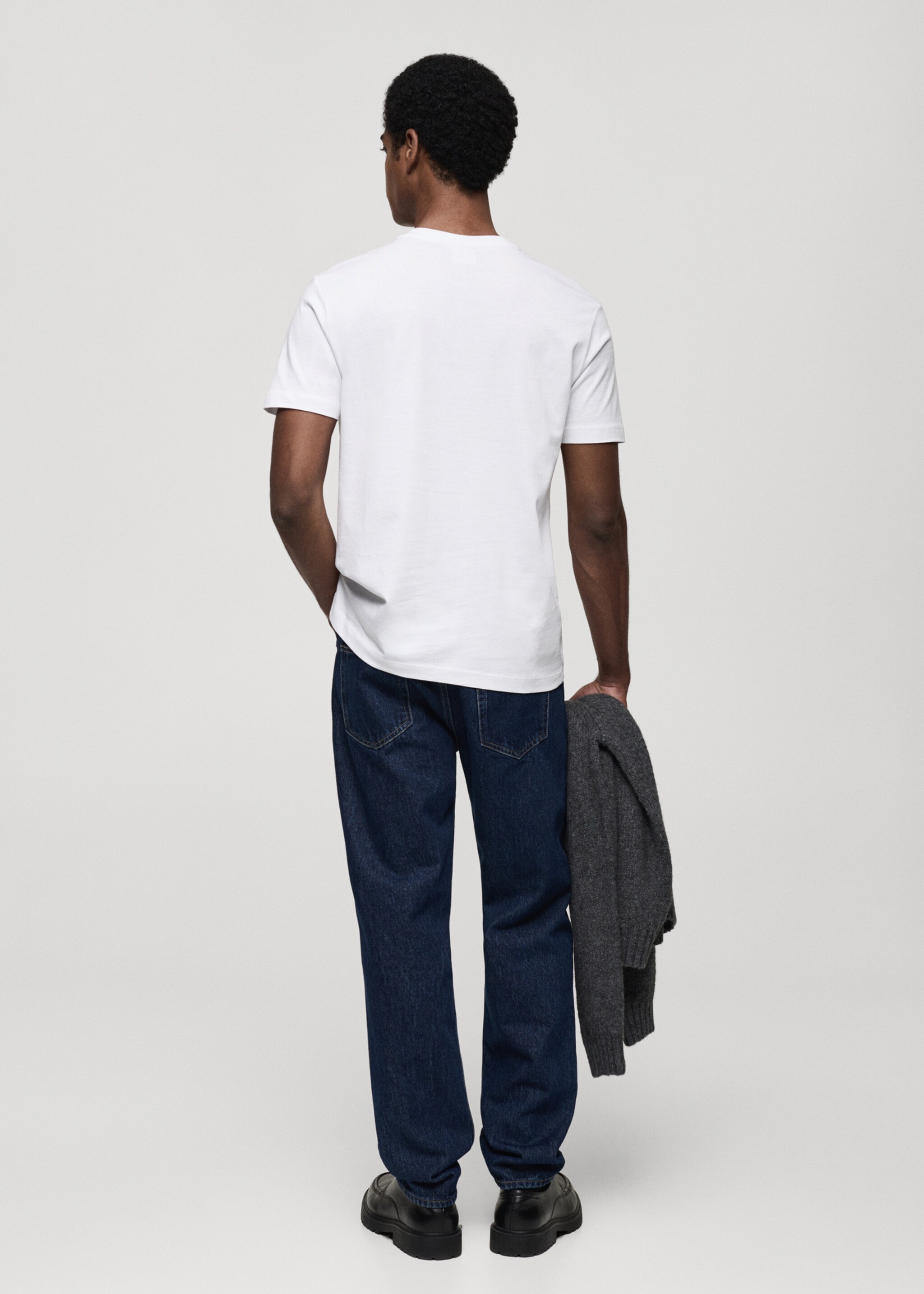 Футболка slim fit с V-образной горловиной 100% хлопок - Обратная сторона изделия