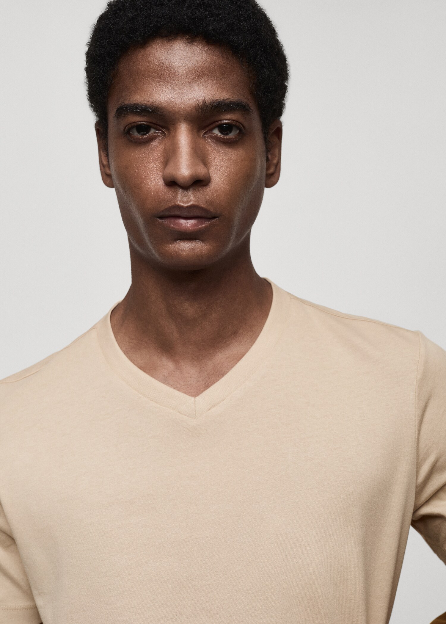 Camiseta cuello pico slim fit 100% algodón - Detalle del artículo 1