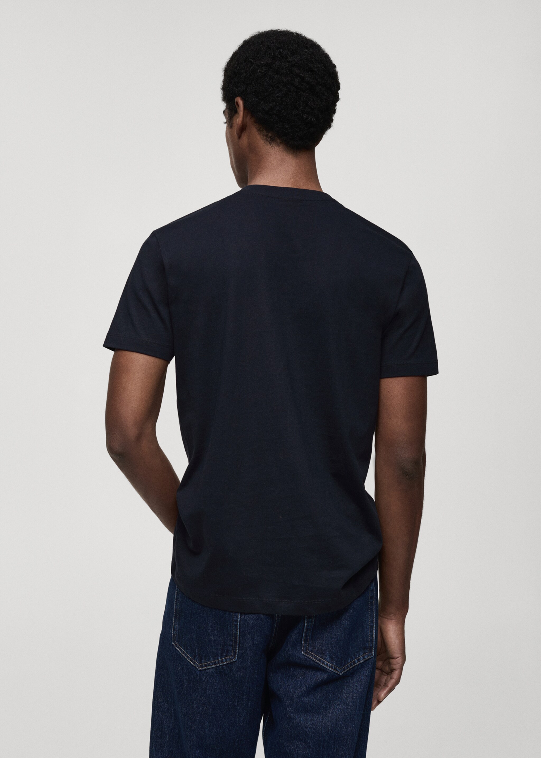 Футболка slim fit с V-образной горловиной 100% хлопок - Обратная сторона изделия