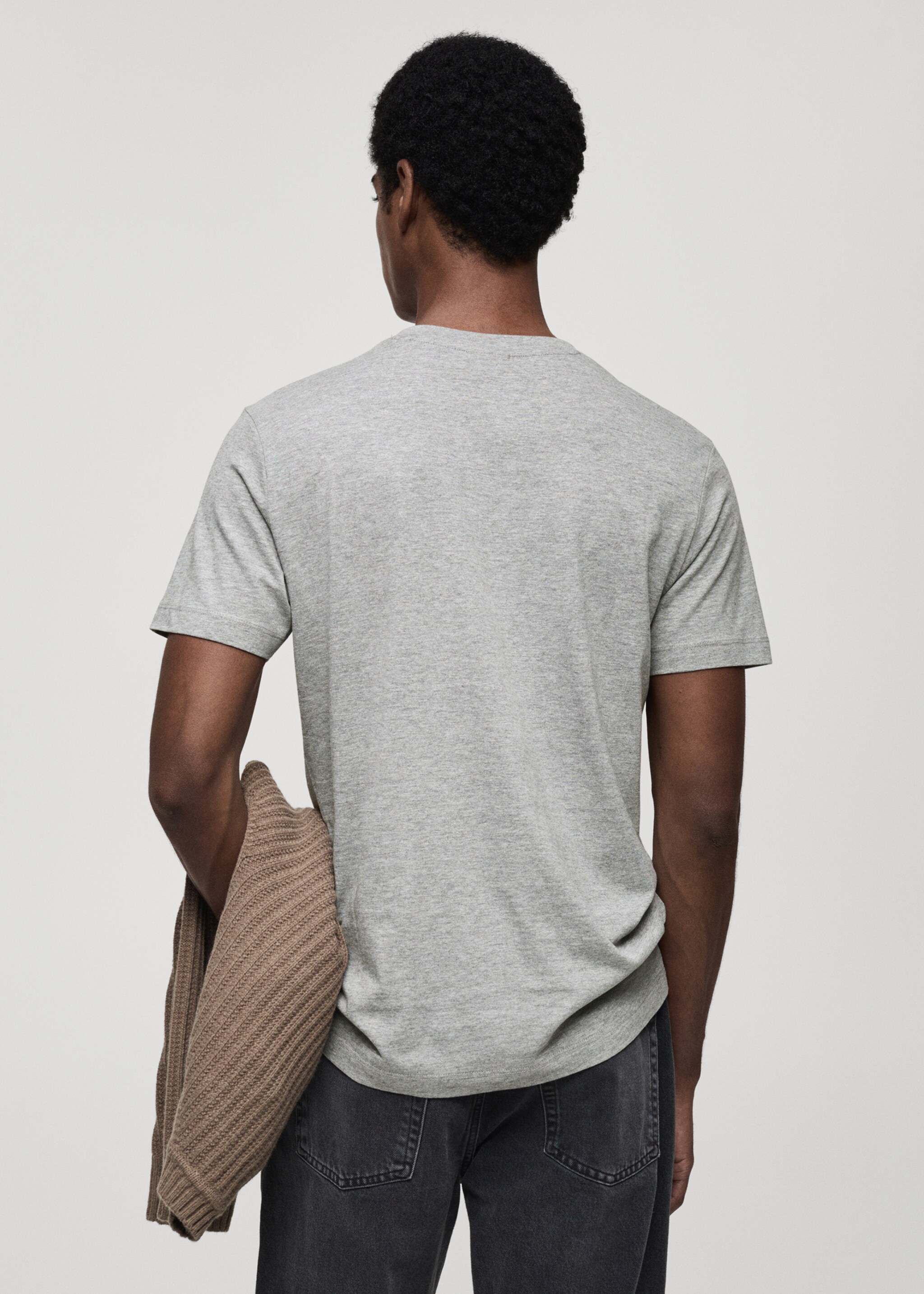 T-shirt med v-ringning, slim fit, 100% bomull - Artikelns baksida