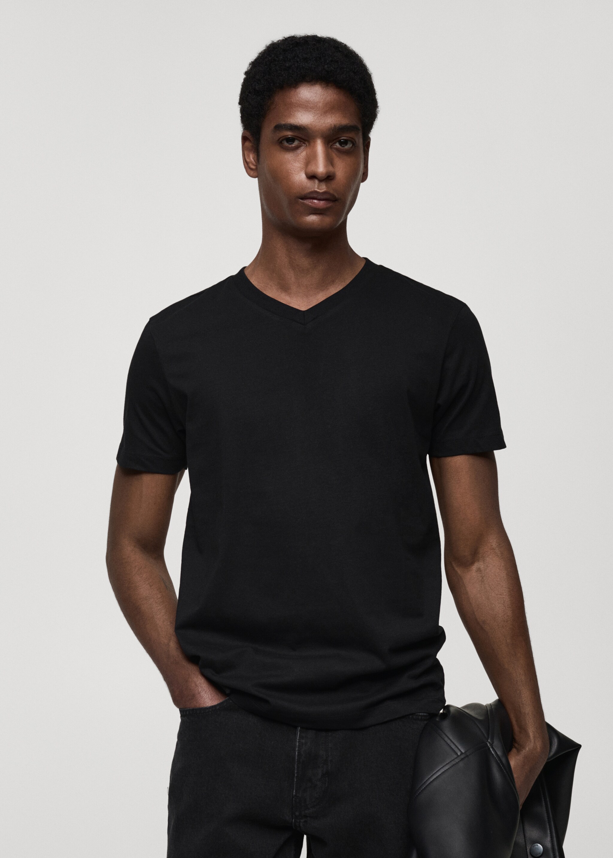 Футболка slim fit с V-образной горловиной 100% хлопок - Средний план