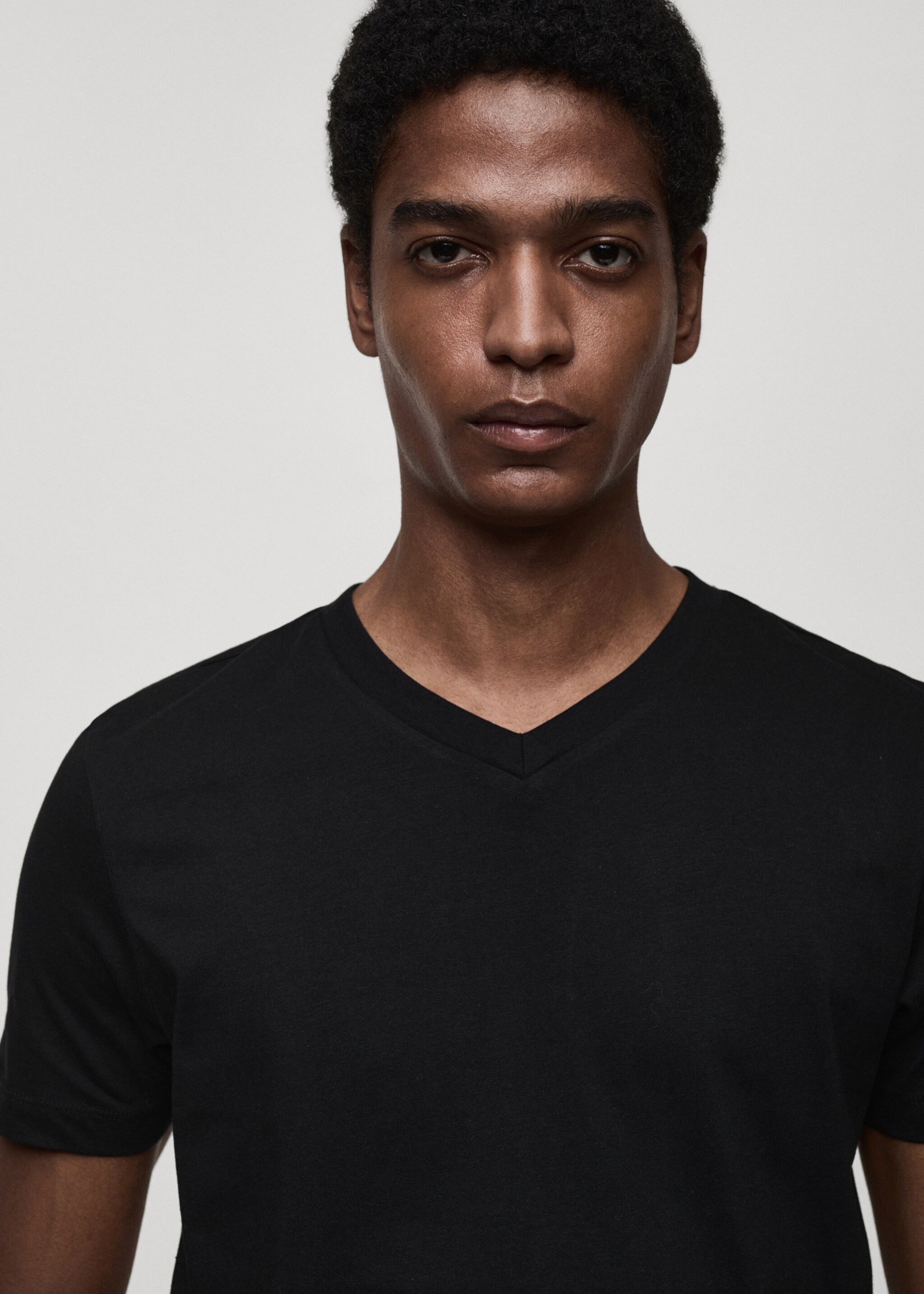 Футболка slim fit с V-образной горловиной 100% хлопок - Деталь изделия 1