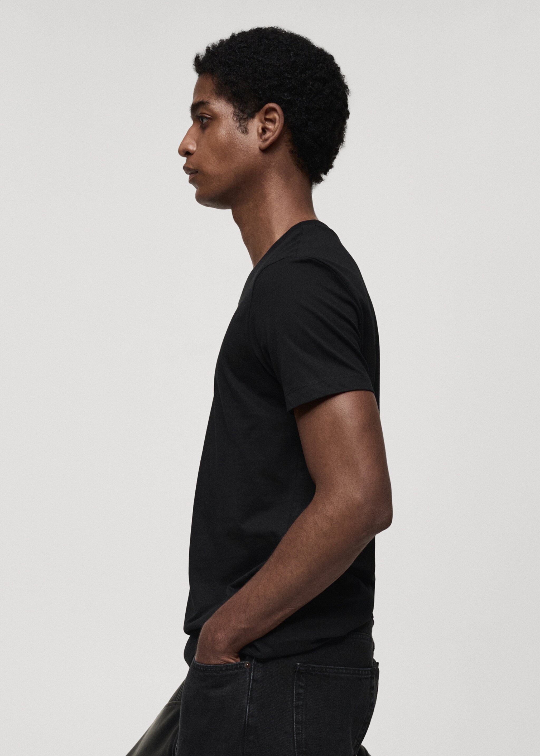 Футболка slim fit с V-образной горловиной 100% хлопок - Деталь изделия 2