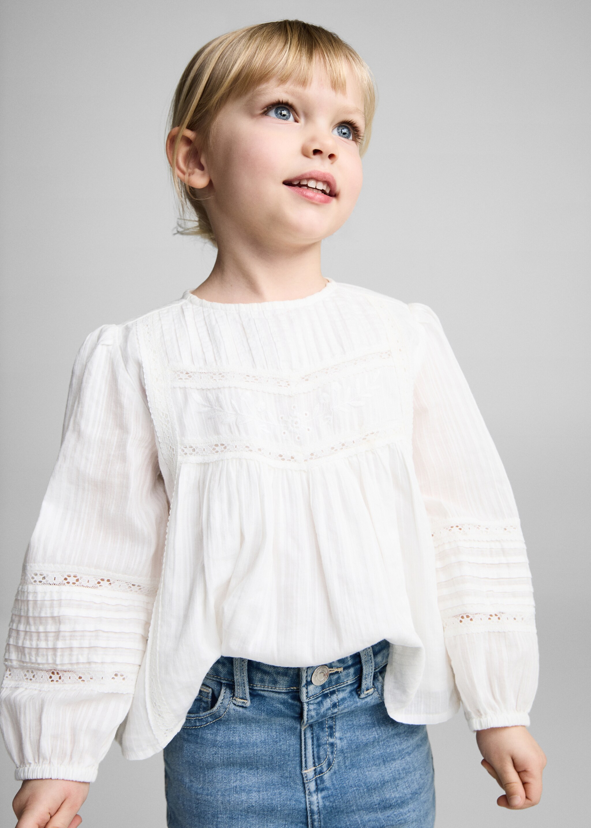Jeans flare bajo deshilachado - Plano medio