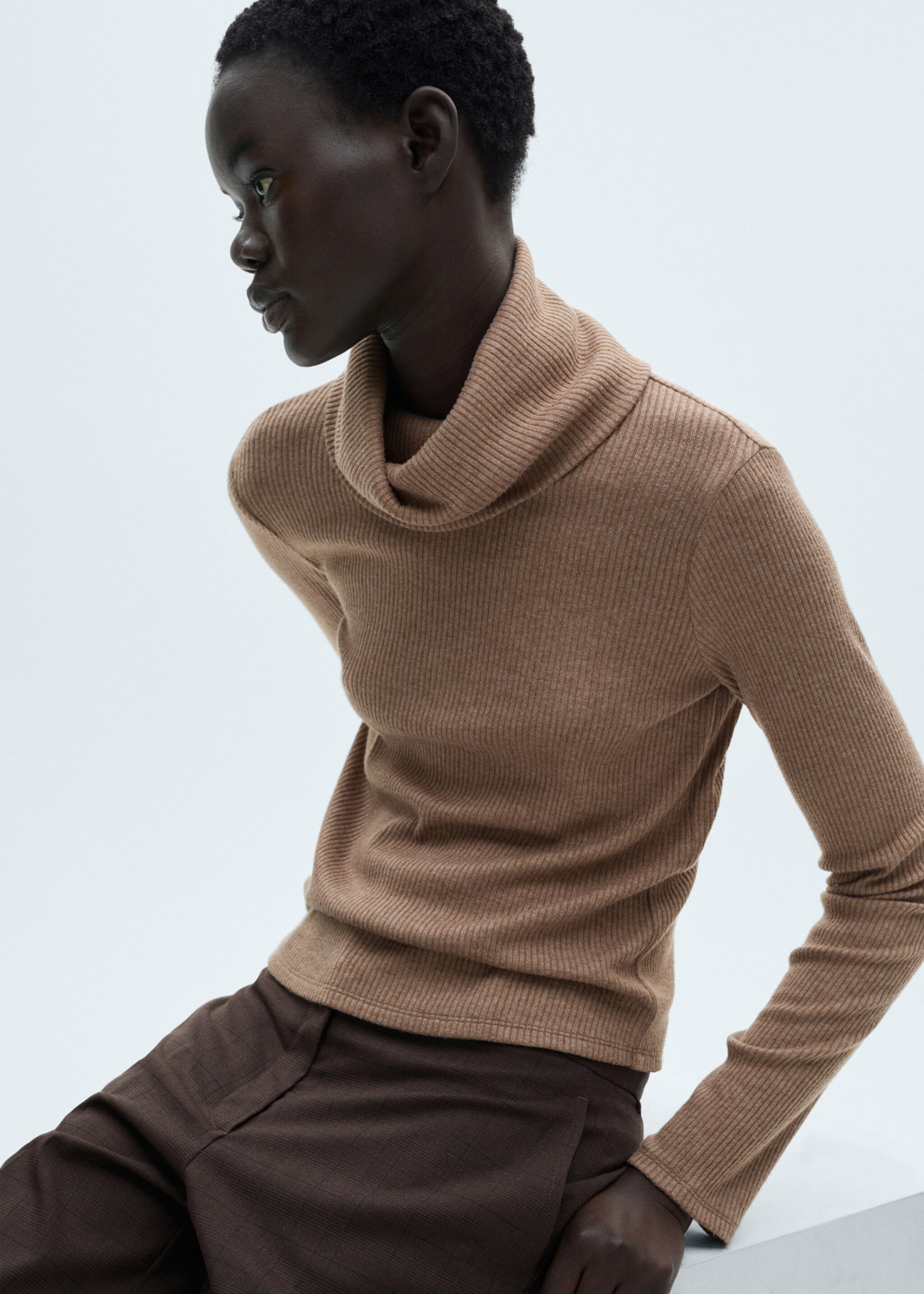 Turtle neck ribbed t-shirt - Середній план
