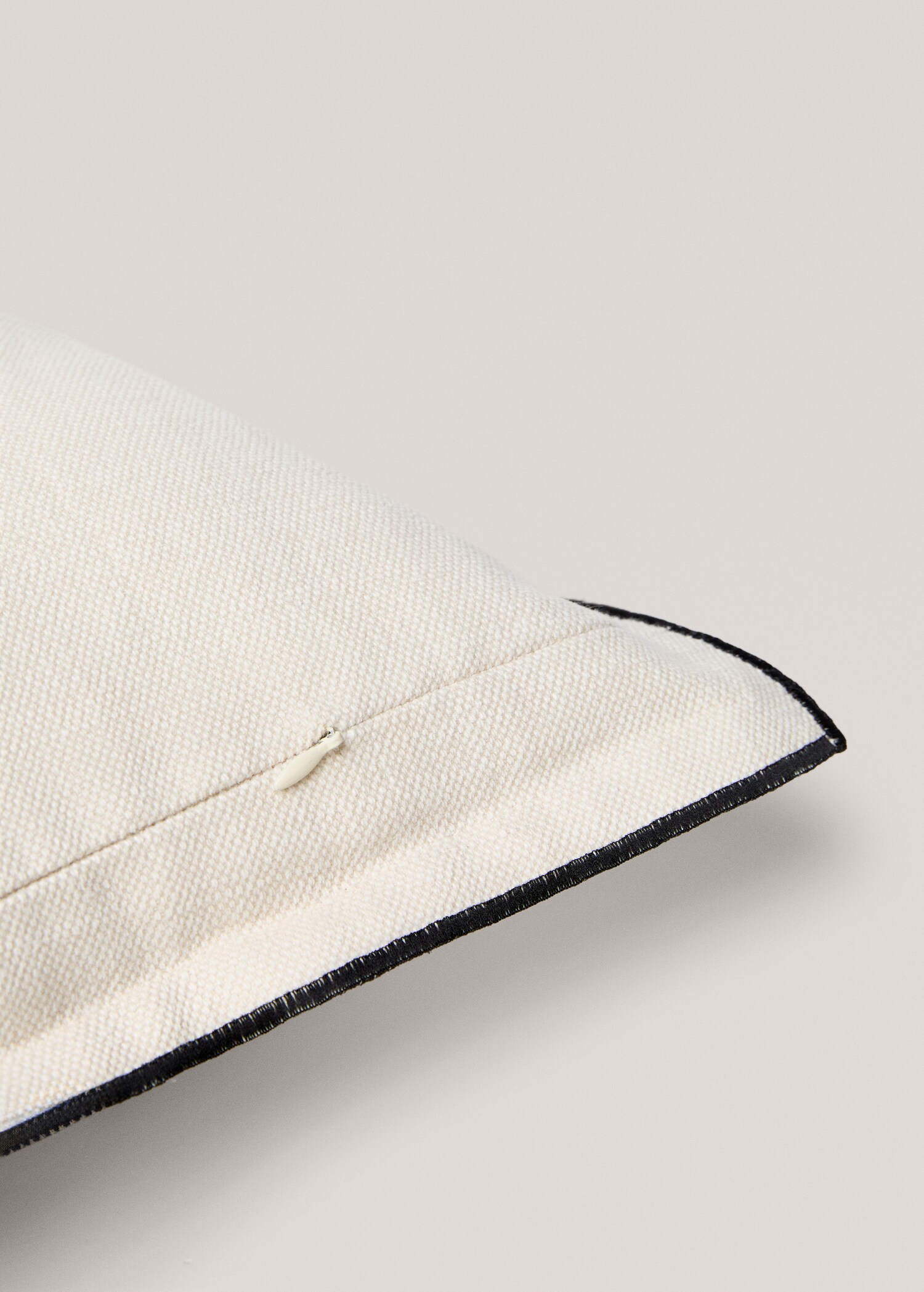 Kuddfodral i bomull och linne med overlocksdetalj med flik 40x60cm - Detaljer om artikeln 2