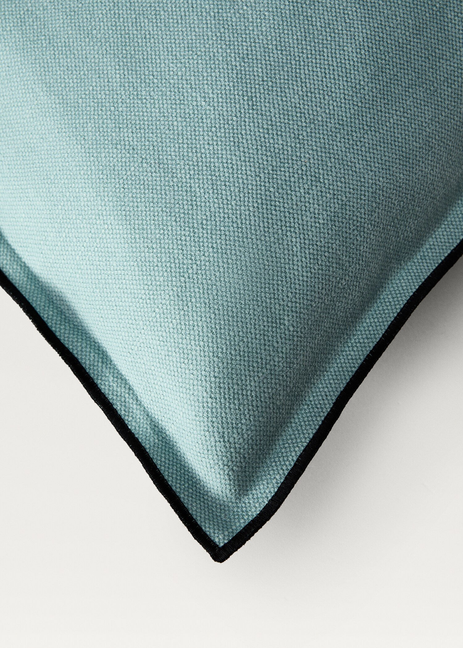 Kuddfodral i bomull och linne med overlocksdetalj med flik 40x60cm - Detaljer om artikeln 1