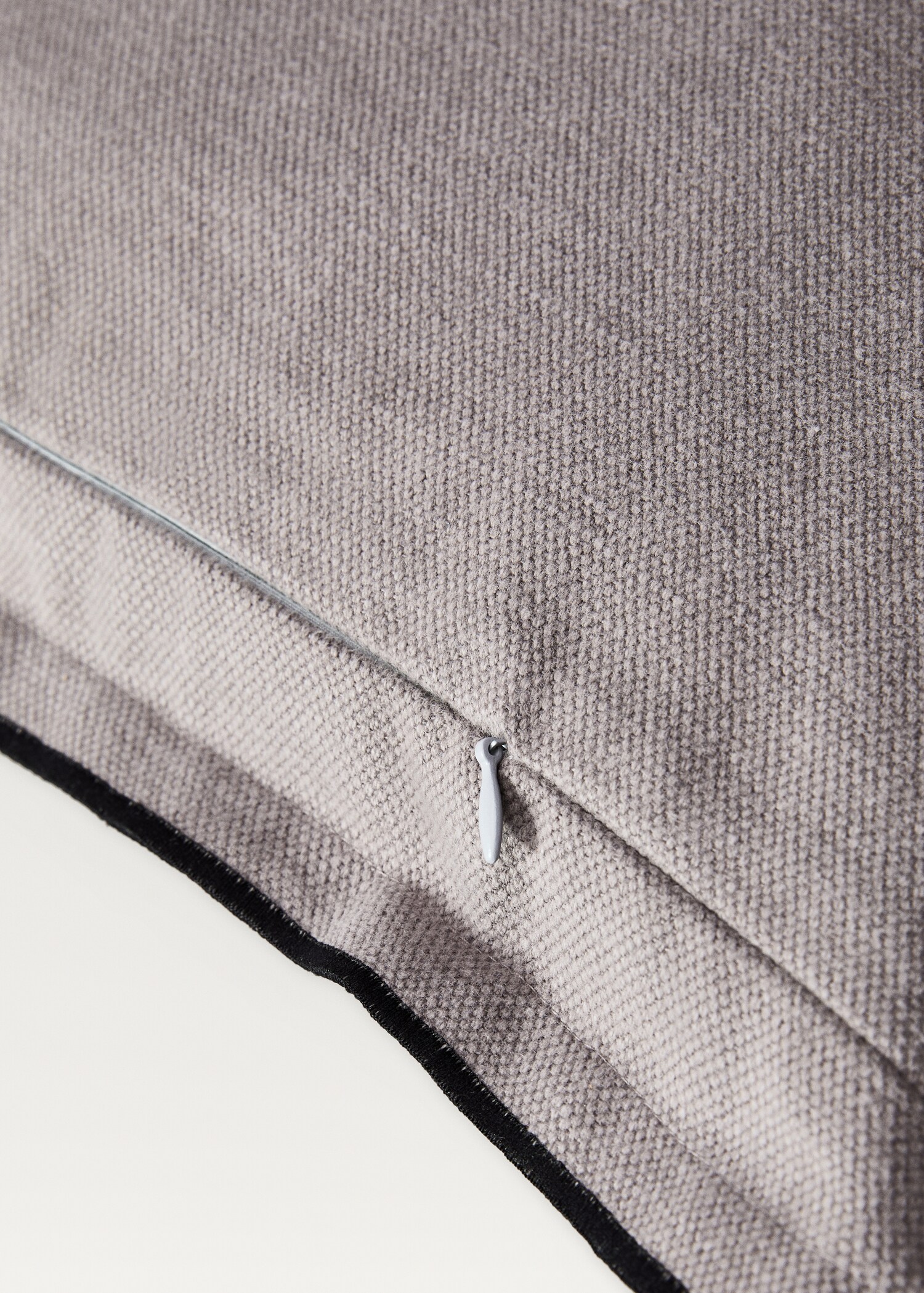 Kuddfodral i bomull och linne med overlocksdetalj med flik 40x60cm - Detaljer om artikeln 3