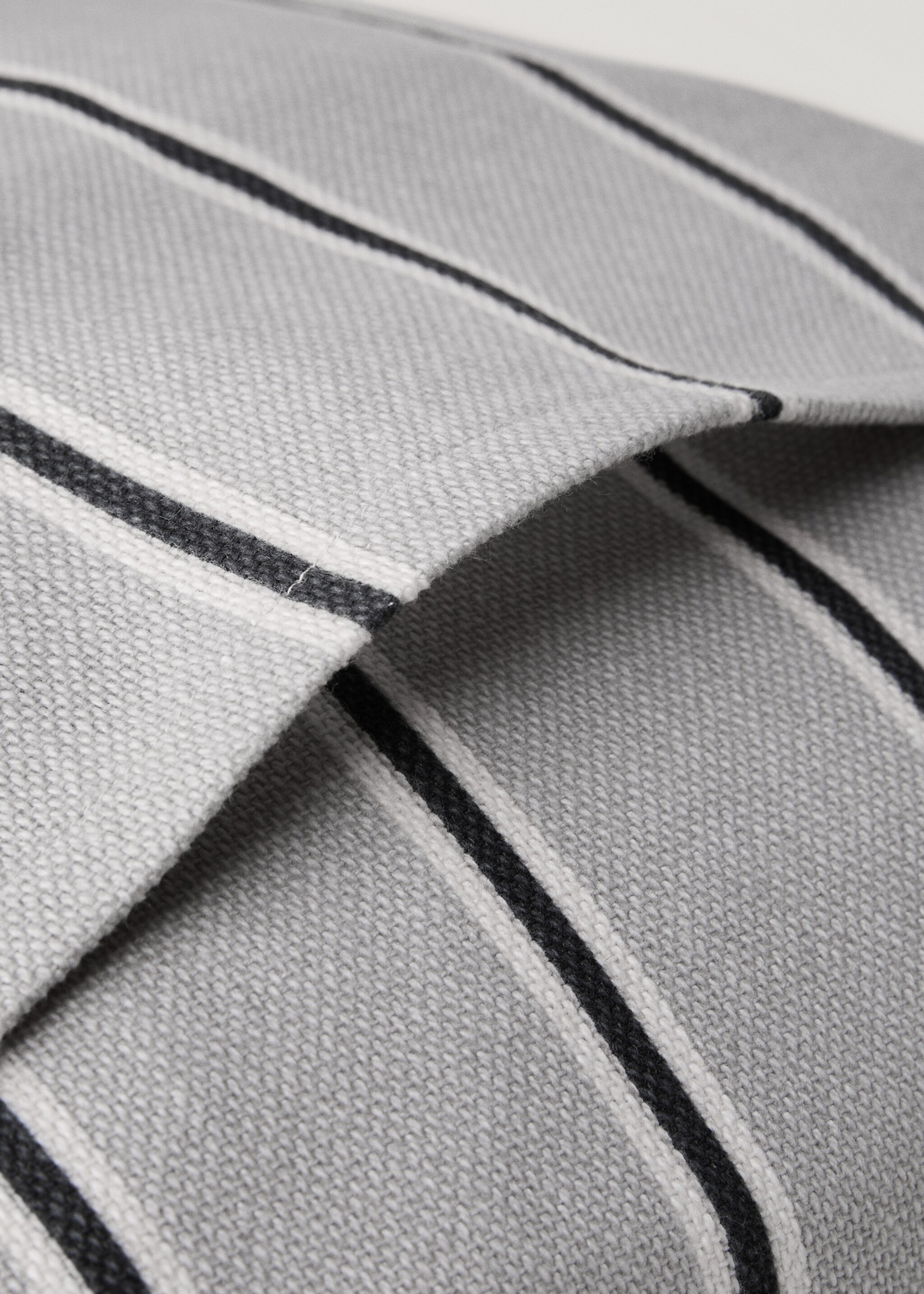 Fine-striped cushion cover with backstitch 45x45 cm - Details of the article 1