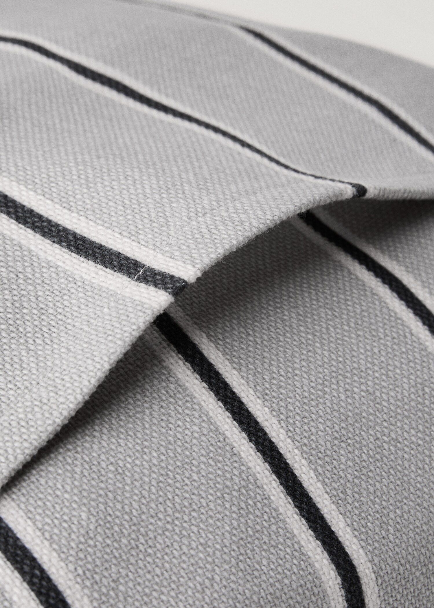 Fine-striped cushion cover with backstitch 45x45 cm - Details of the article 1