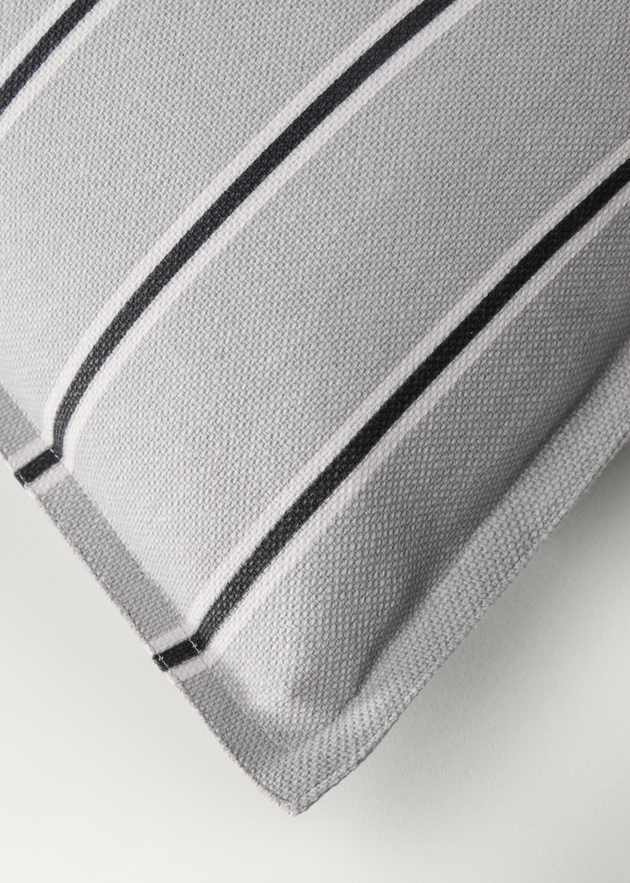 Fine-striped cushion cover with backstitch 45x45 cm - Details of the article 2