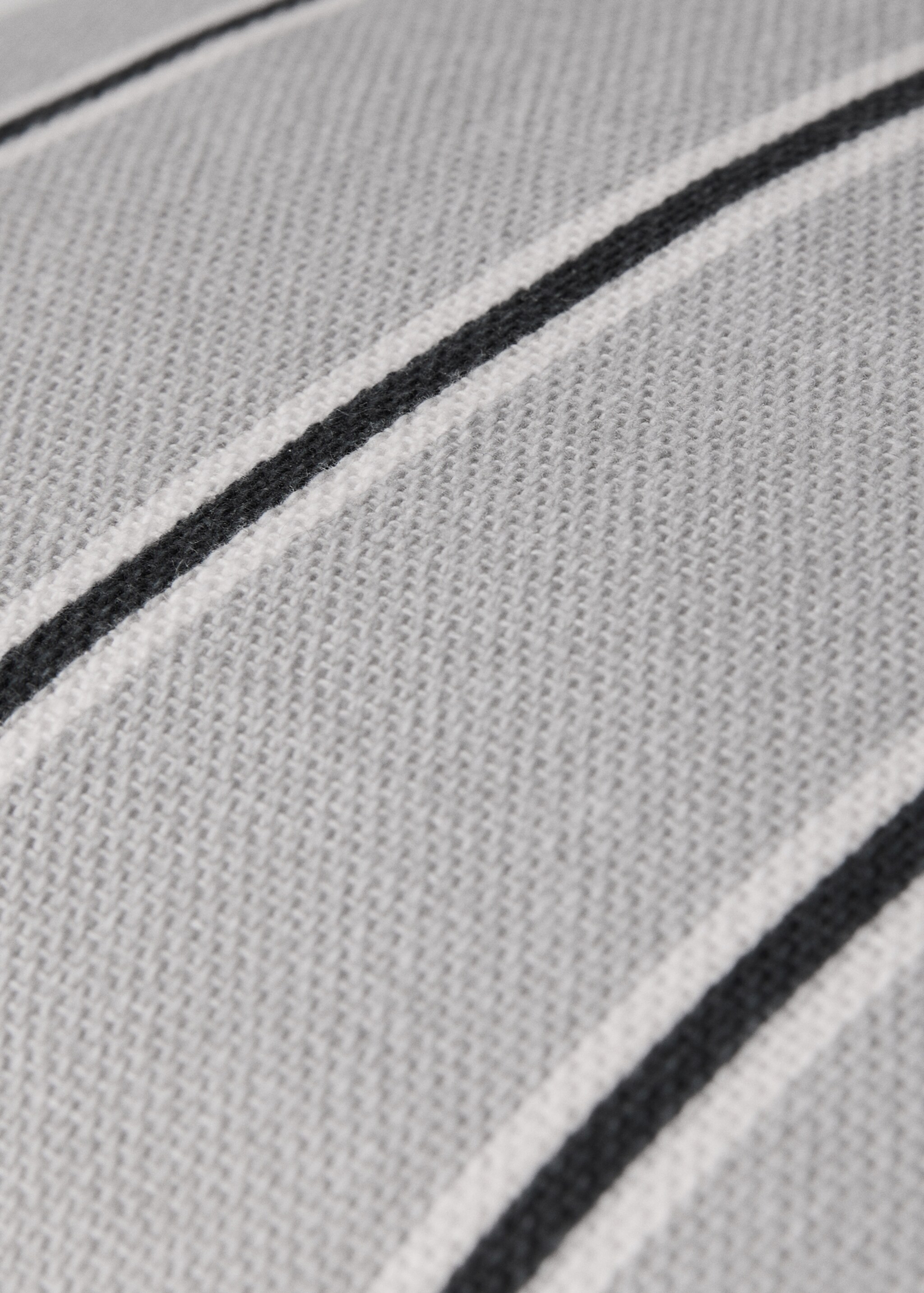 Fine-striped cushion cover with backstitch 45x45 cm - Details of the article 3