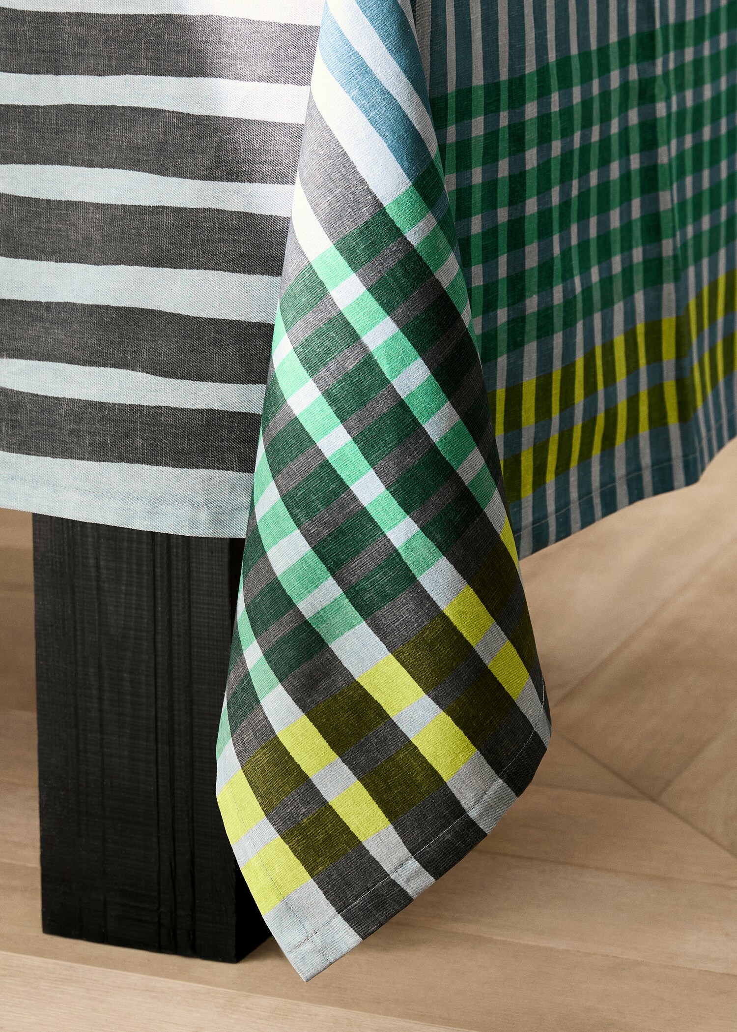 Multi-colored printed cotton tablecloth for 6 to 8 diners - Details of the article 8