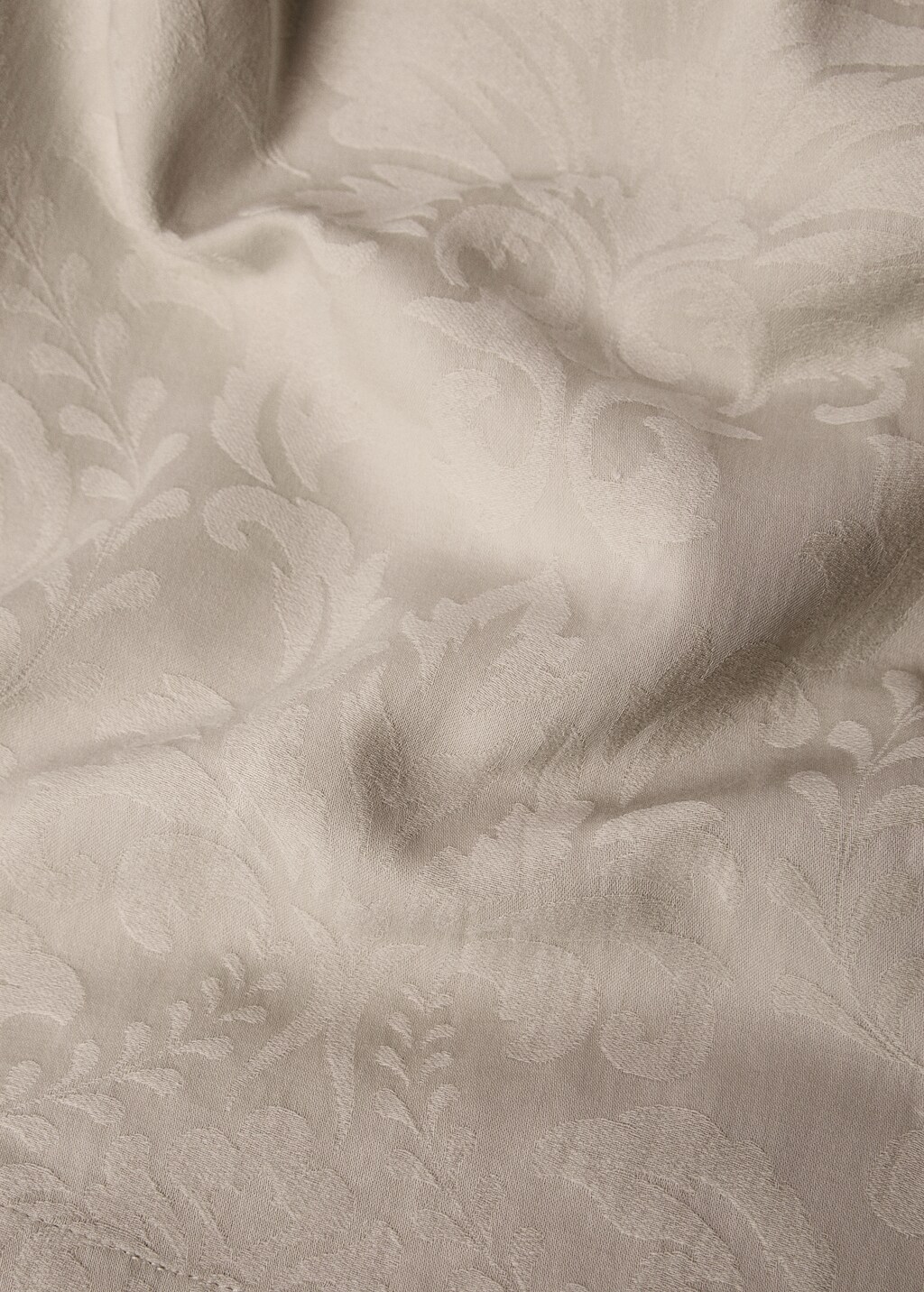 Round cotton jacquard floral tablecloth for 4 to 6 diners