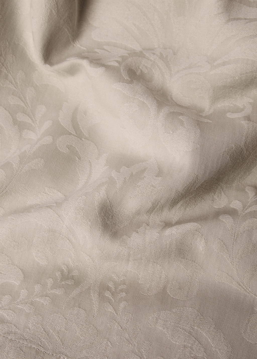 Round cotton jacquard floral tablecloth for 4 to 6 diners