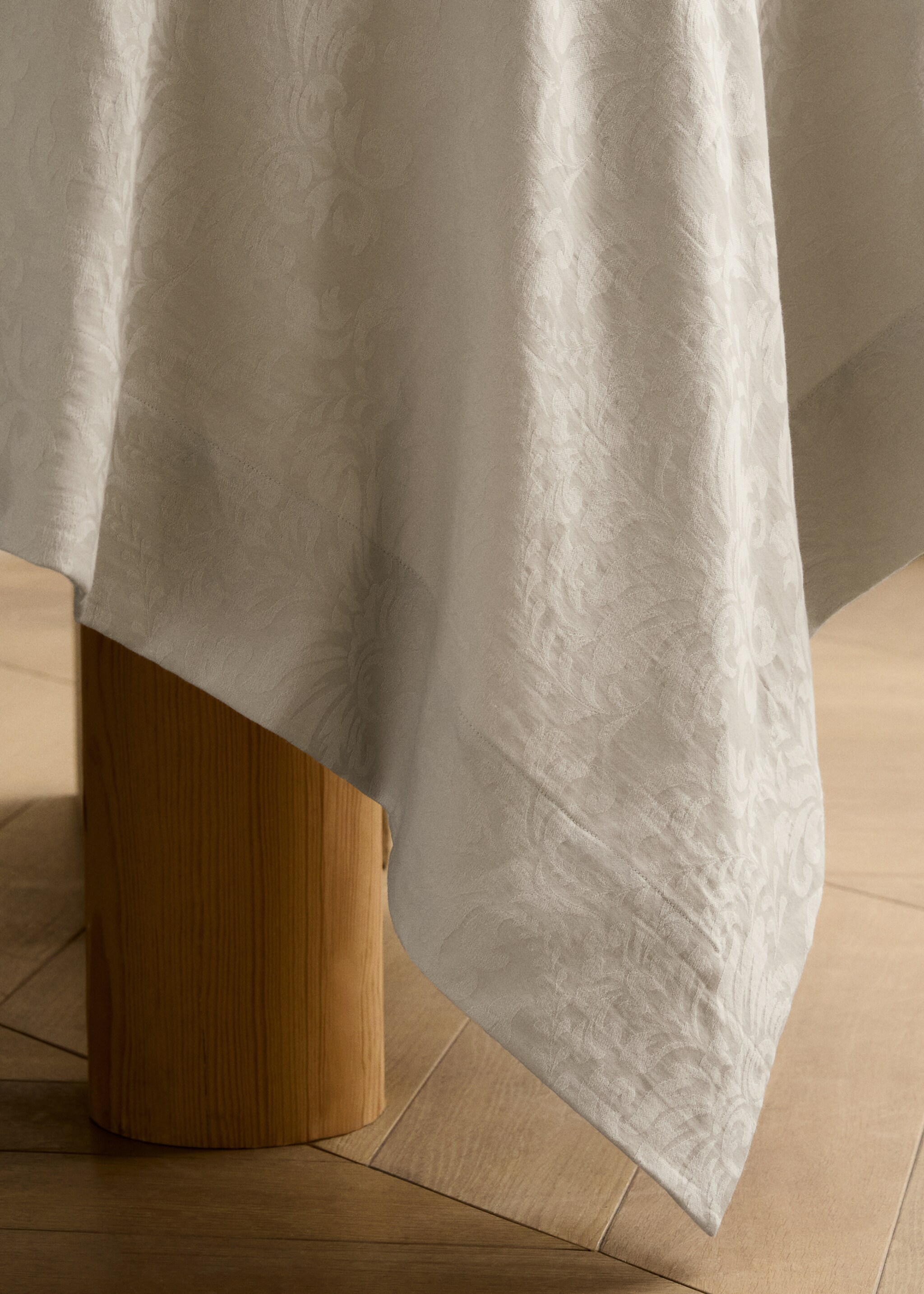 Round cotton jacquard floral tablecloth for 4 to 6 diners - Details of the article 7