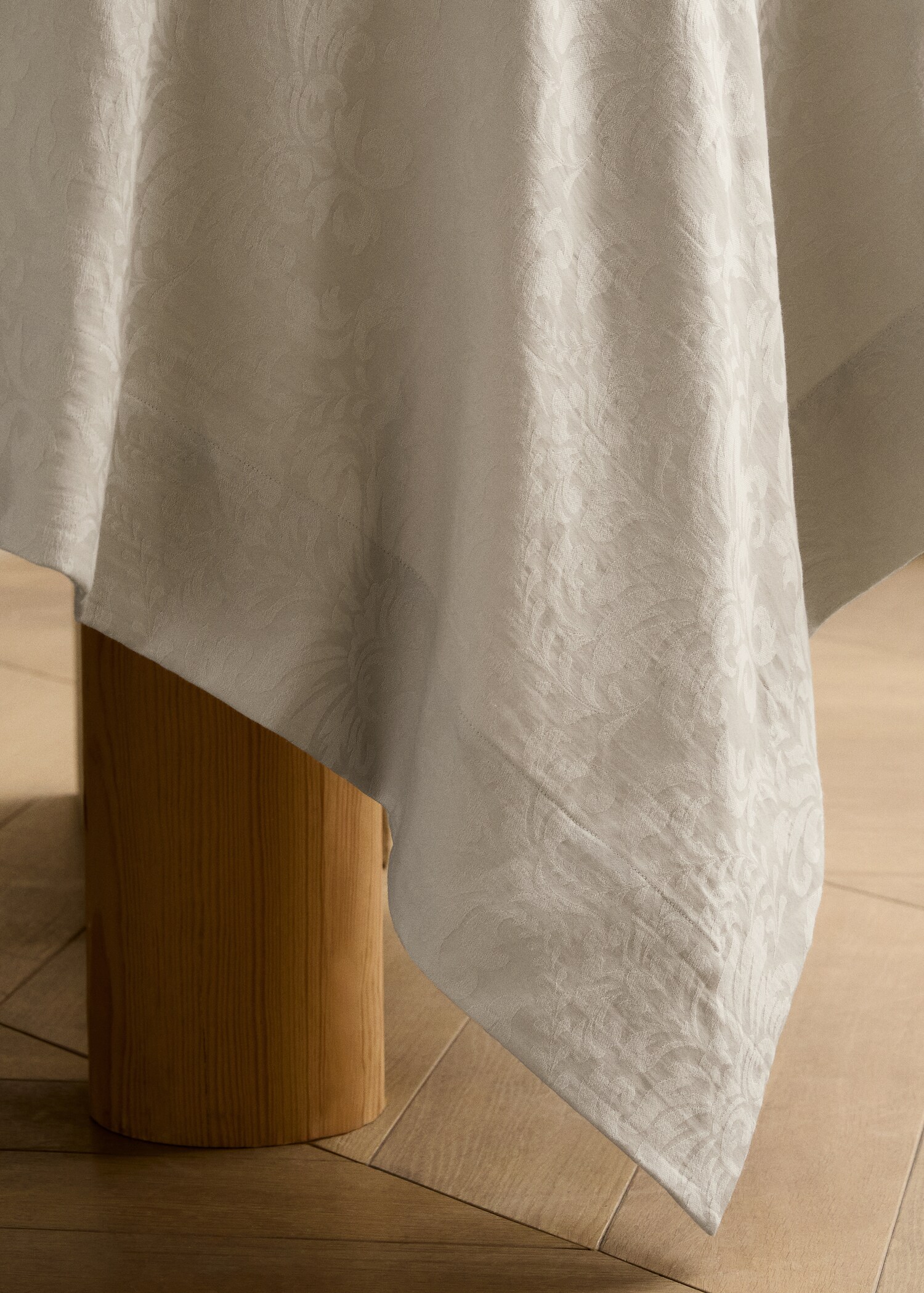 Round cotton jacquard floral tablecloth for 4 to 6 diners - Details of the article 7