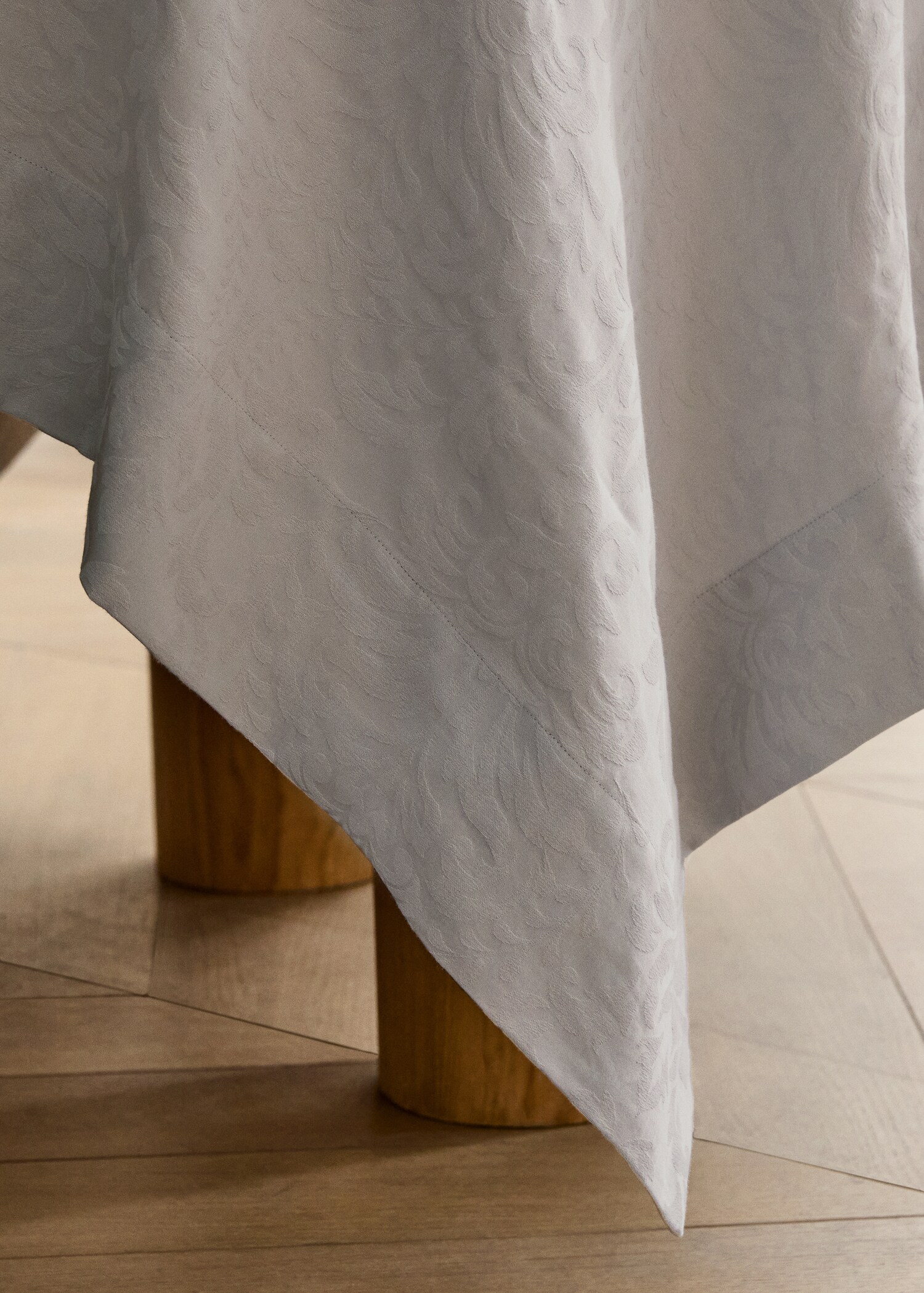 Round cotton jacquard floral tablecloth for 4 to 6 diners - Details of the article 7