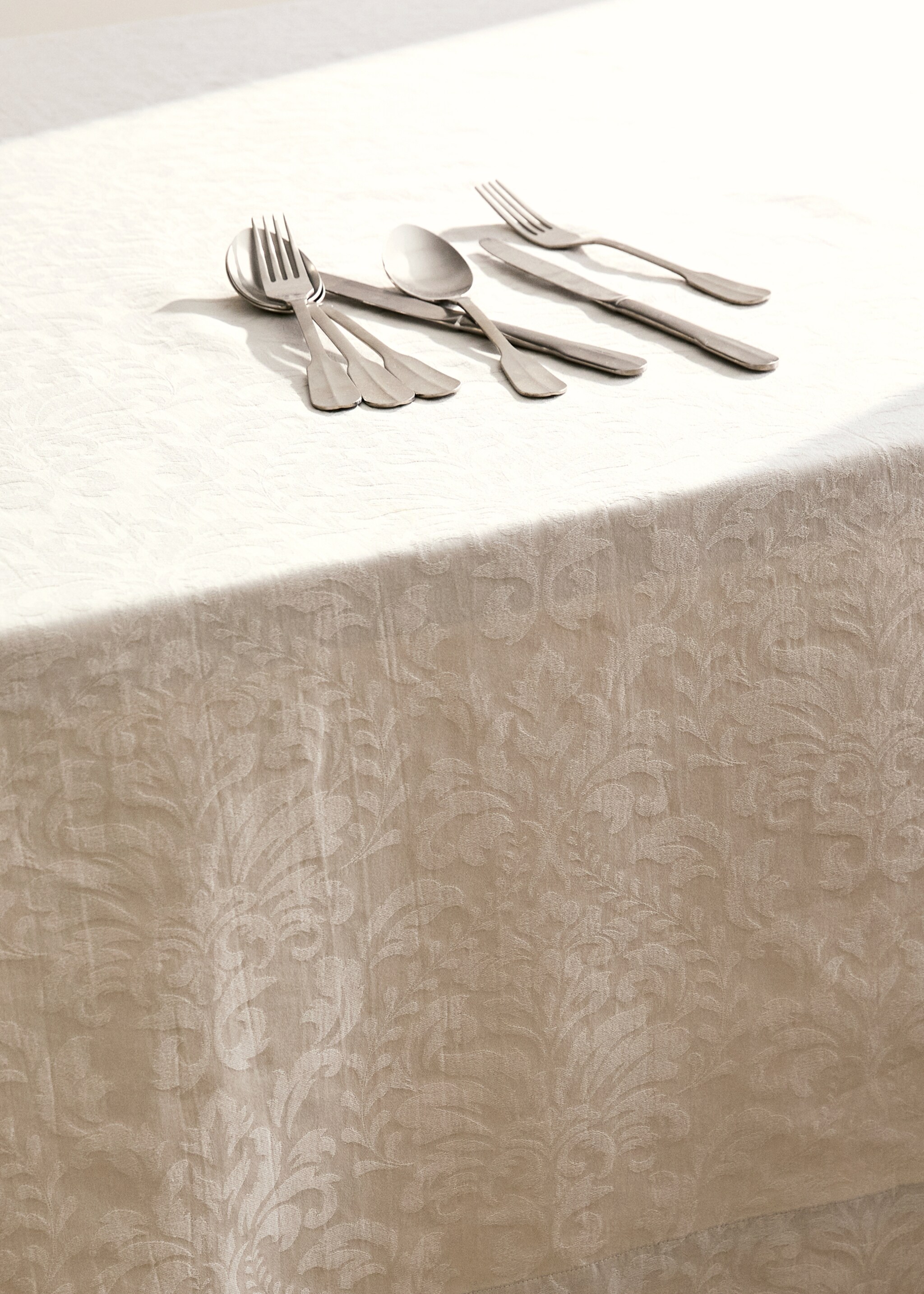 Floral jacquard cotton tablecloth for 6 to 8 diners - Details of the article 7