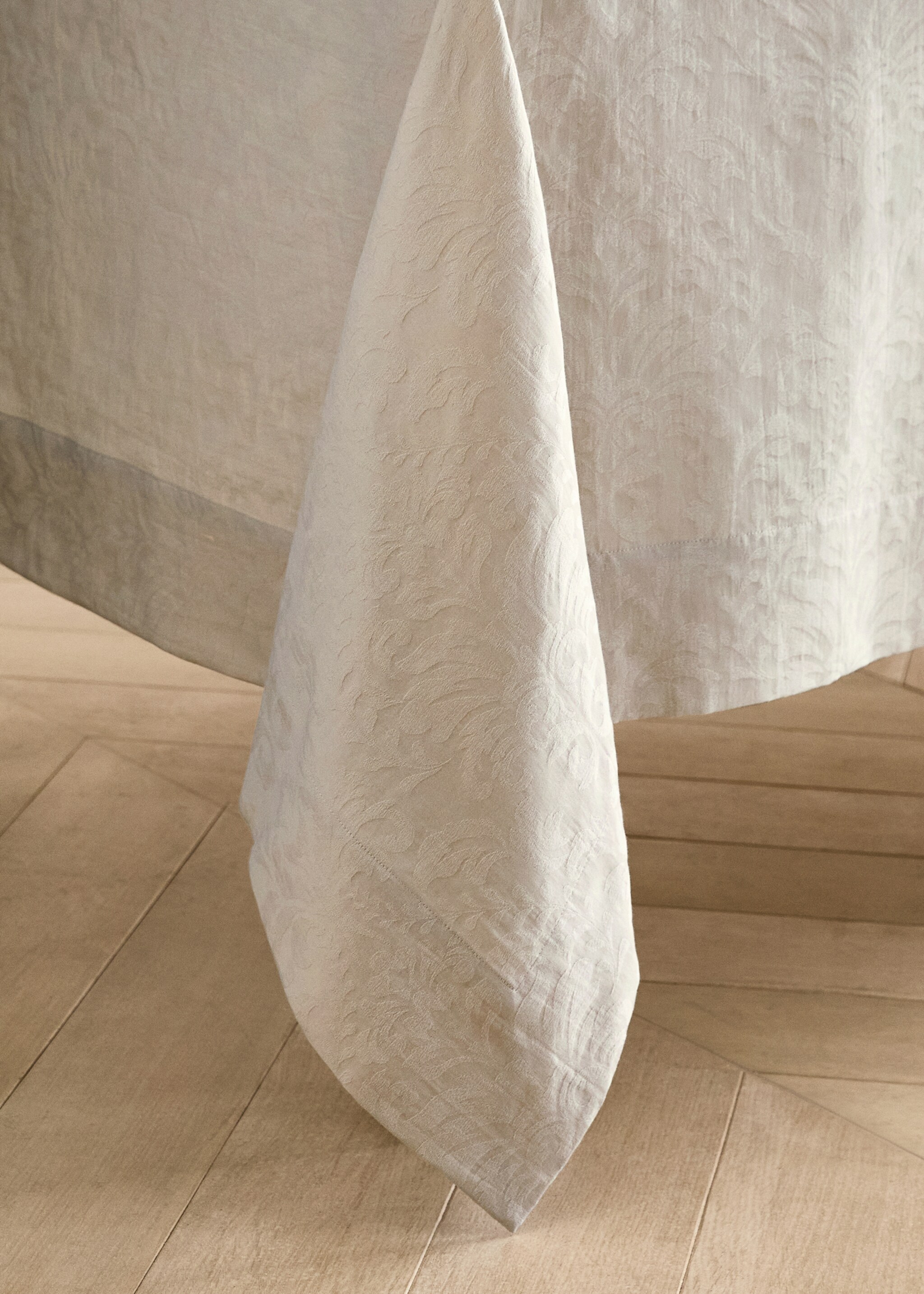 Floral jacquard cotton tablecloth for 6 to 8 diners - Details of the article 8