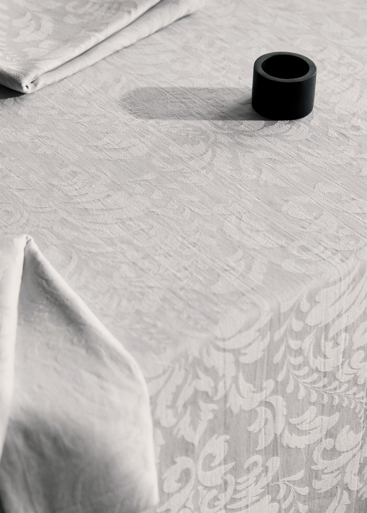 Floral jacquard cotton tablecloth for 6 to 8 diners - Details of the article 7