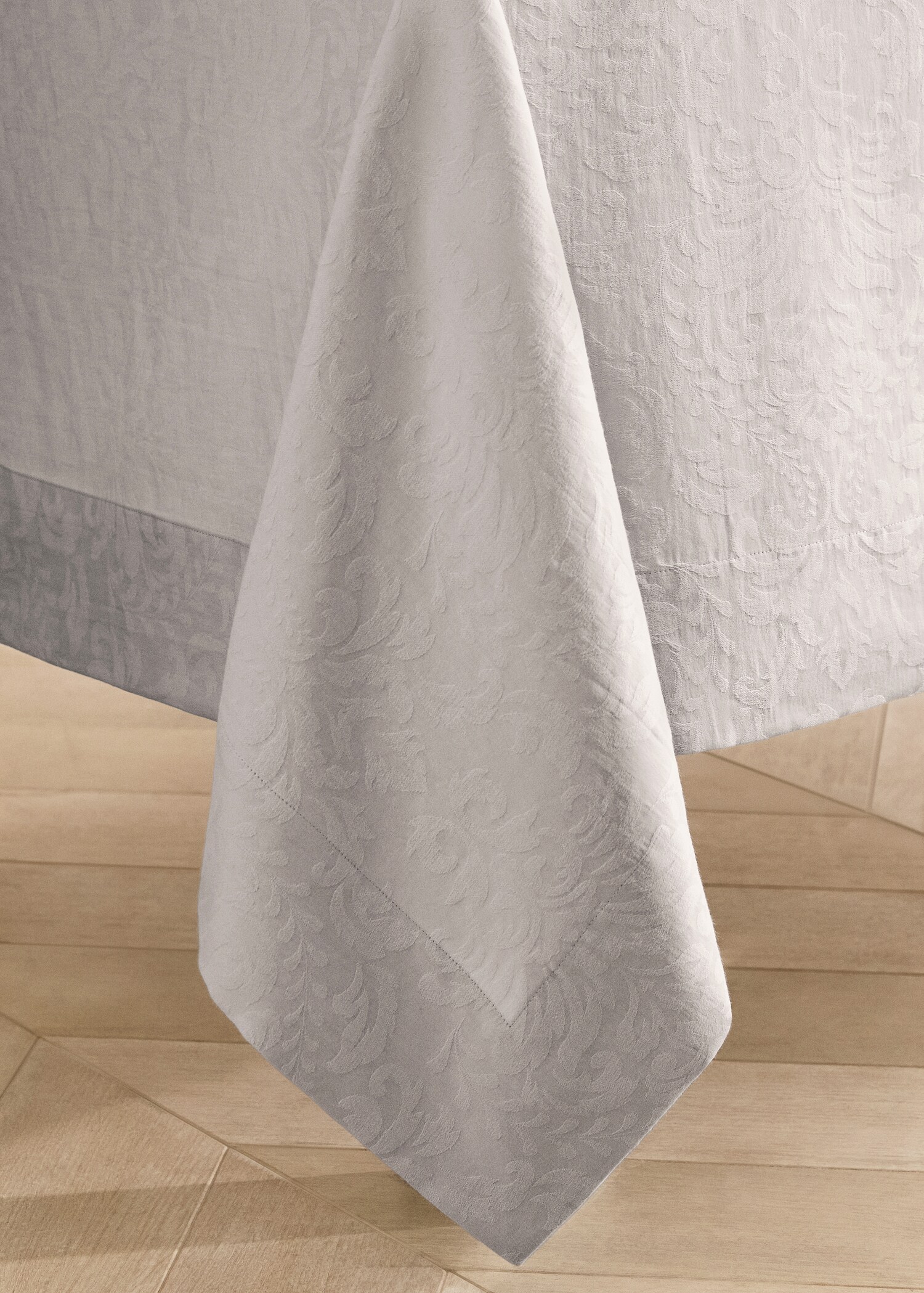 Floral jacquard cotton tablecloth for 6 to 8 diners - Details of the article 8