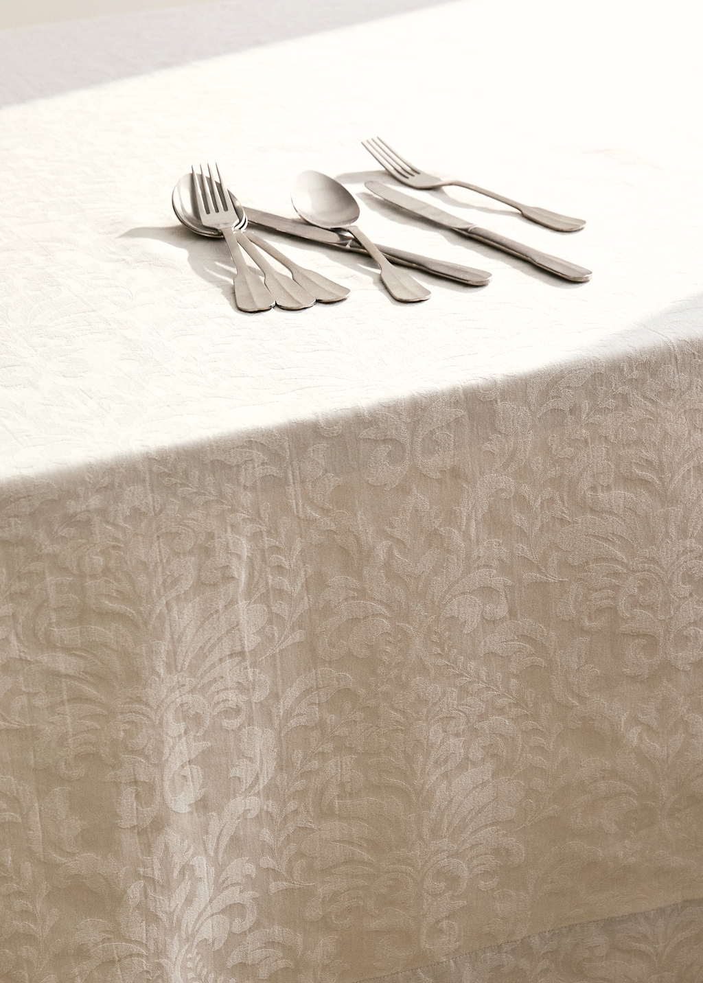 Floral jacquard cotton tablecloth for 8 to 10 diners