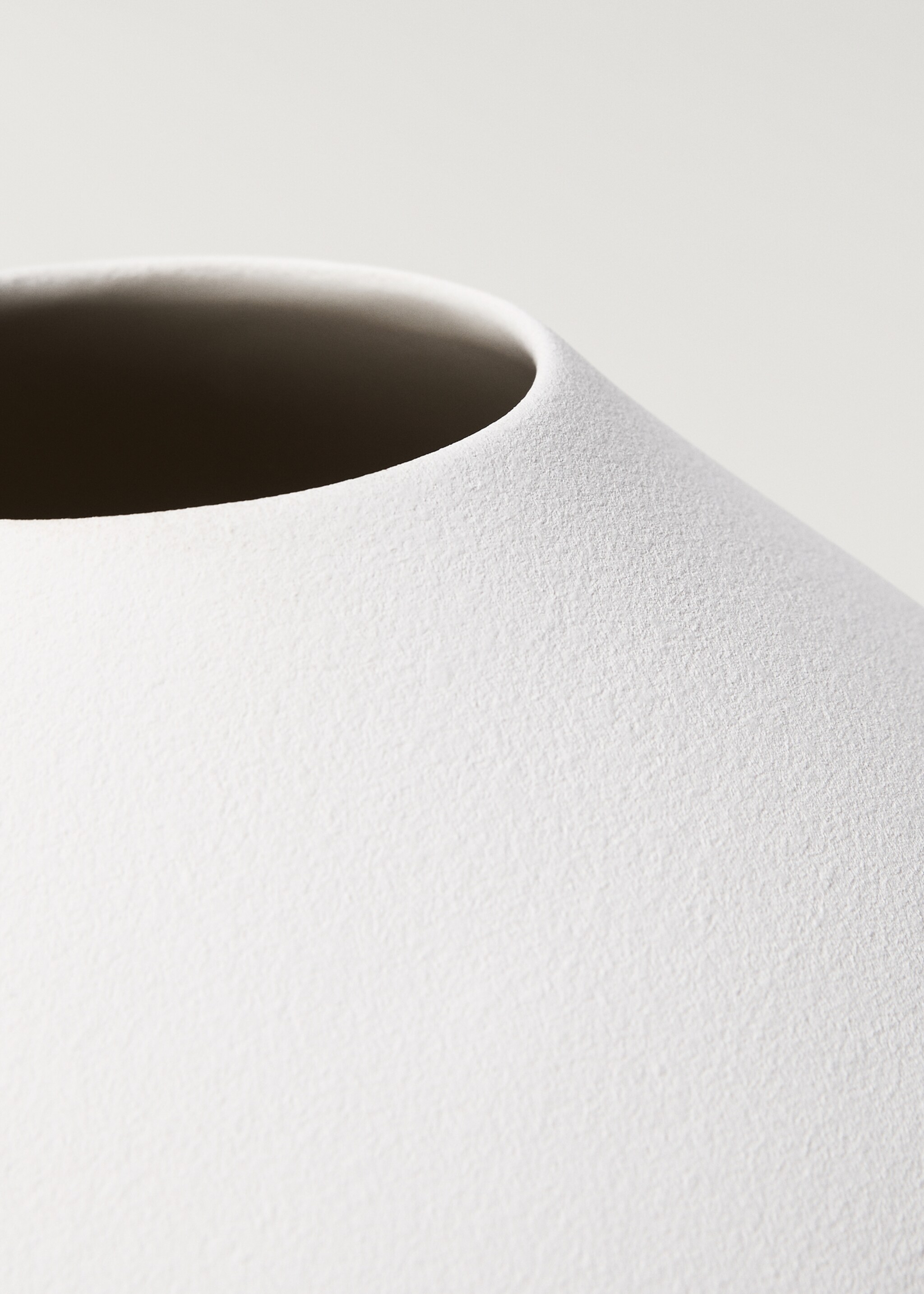 Large matte-finish earthenware vase - Details of the article 1