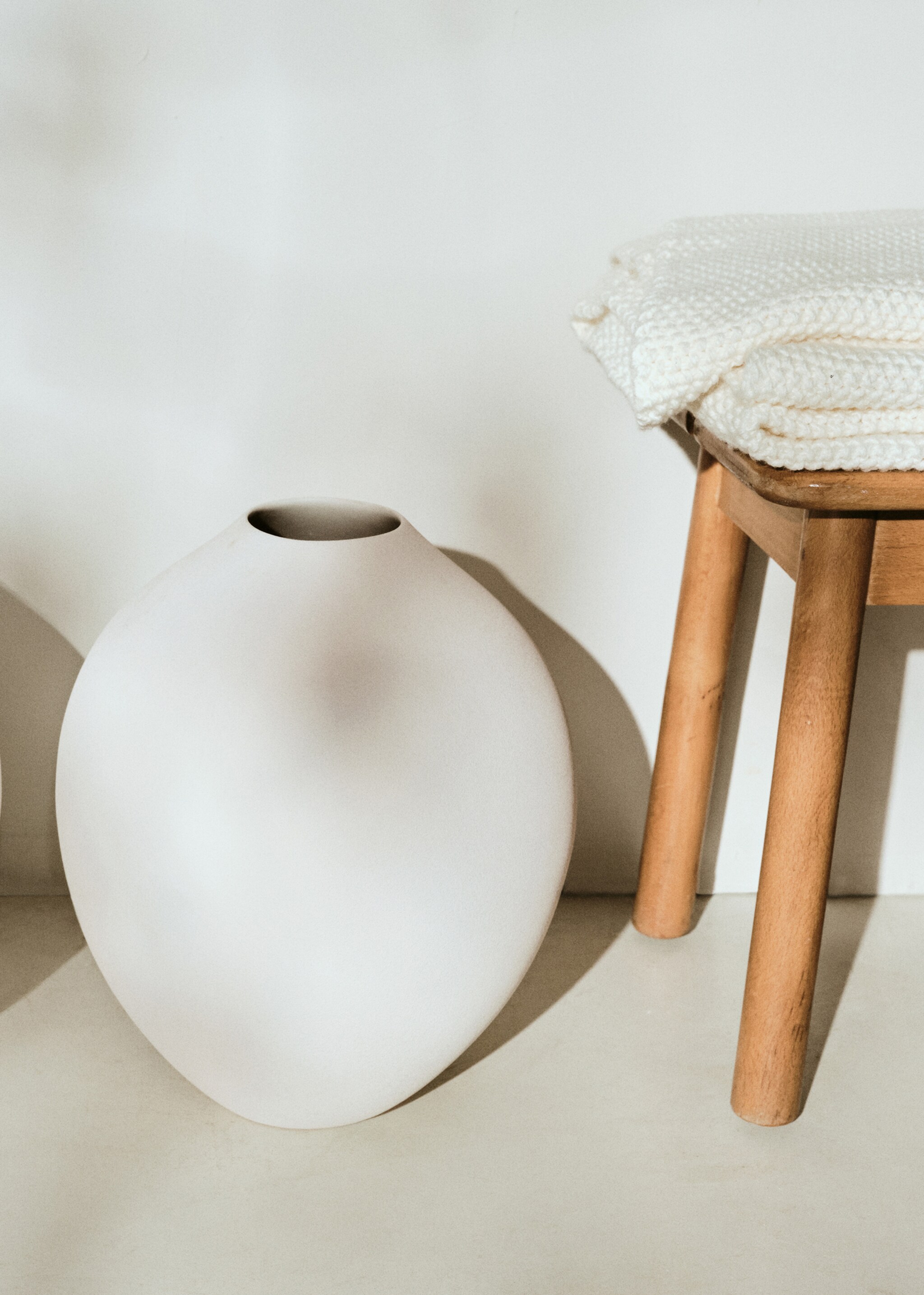 Large matte-finish earthenware vase - Details of the article 6