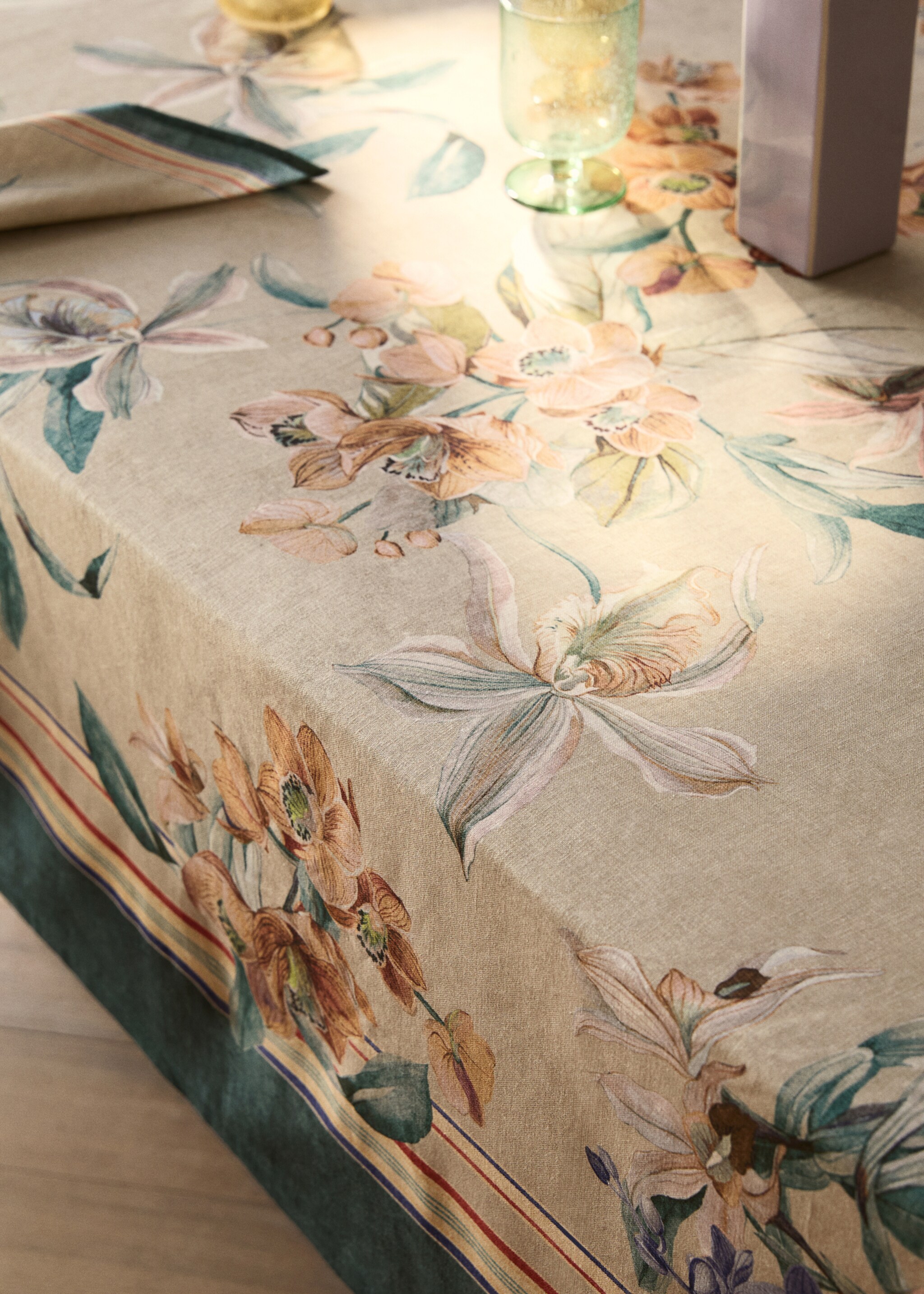 Cotton linen floral-print tablecloth for 6 to 8 diners - Details of the article 7
