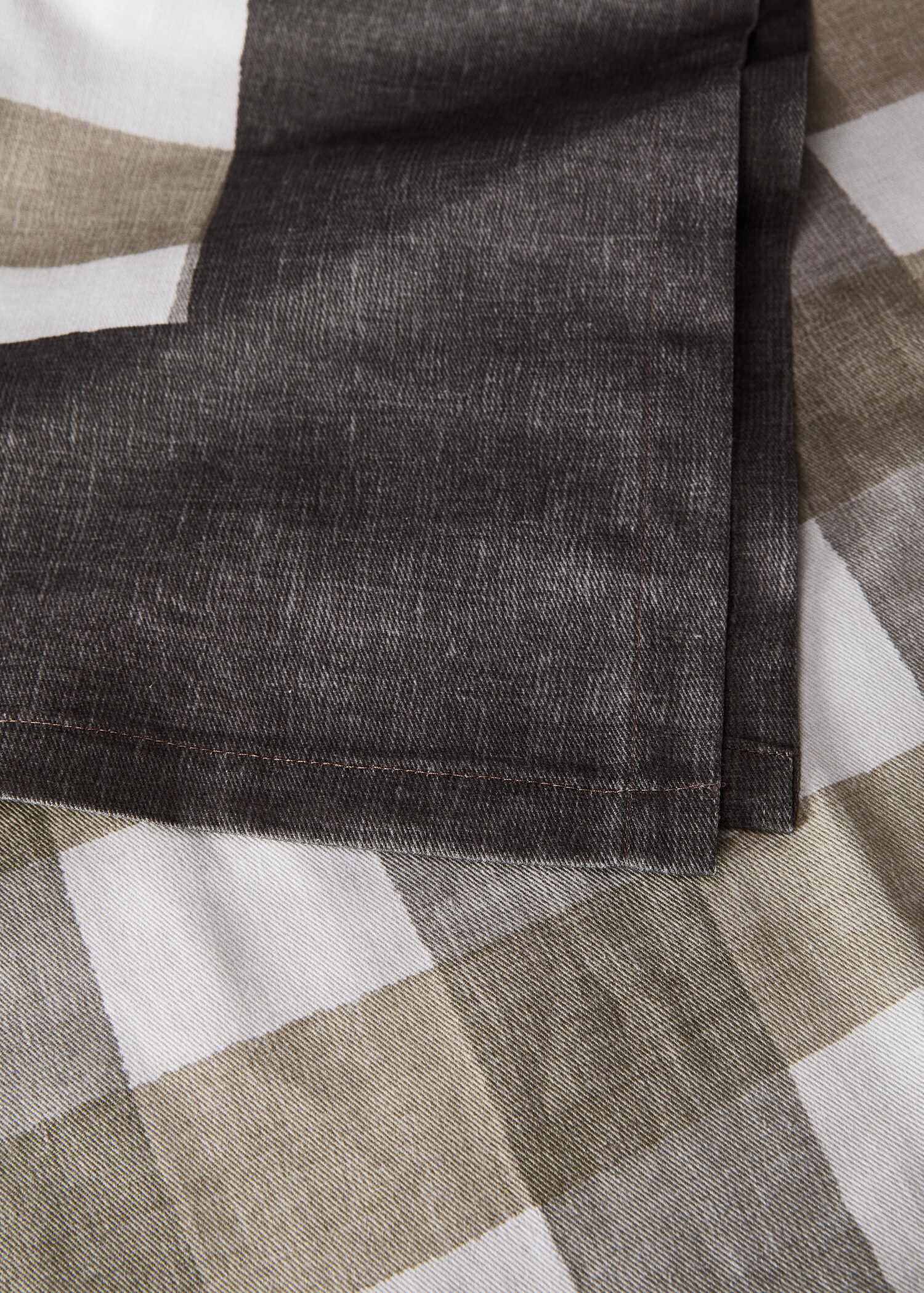 Round check-print cotton tablecloth for 6 to 8 diners - Details of the article 1