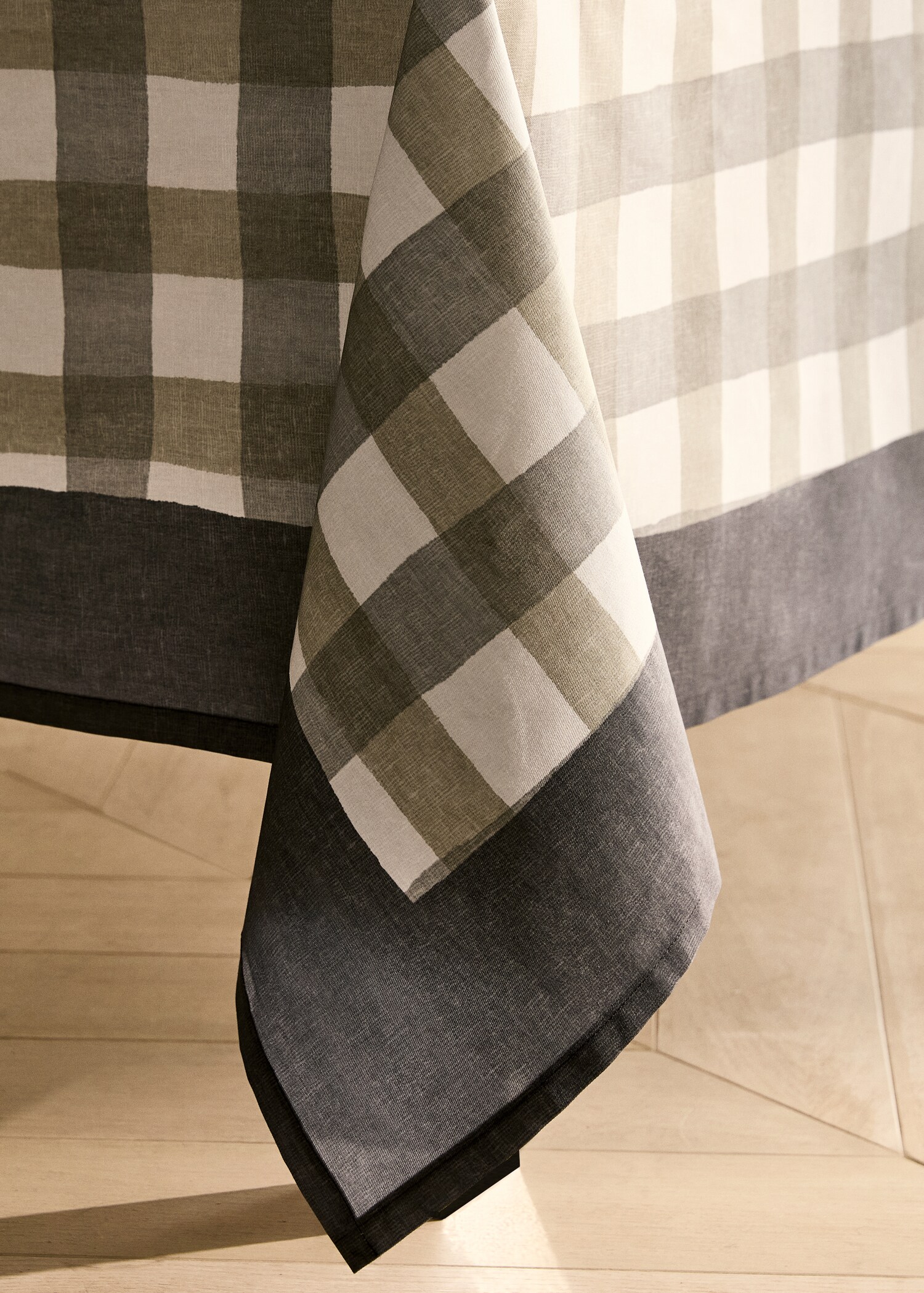 Round check-print cotton tablecloth for 6 to 8 diners - Details of the article 8