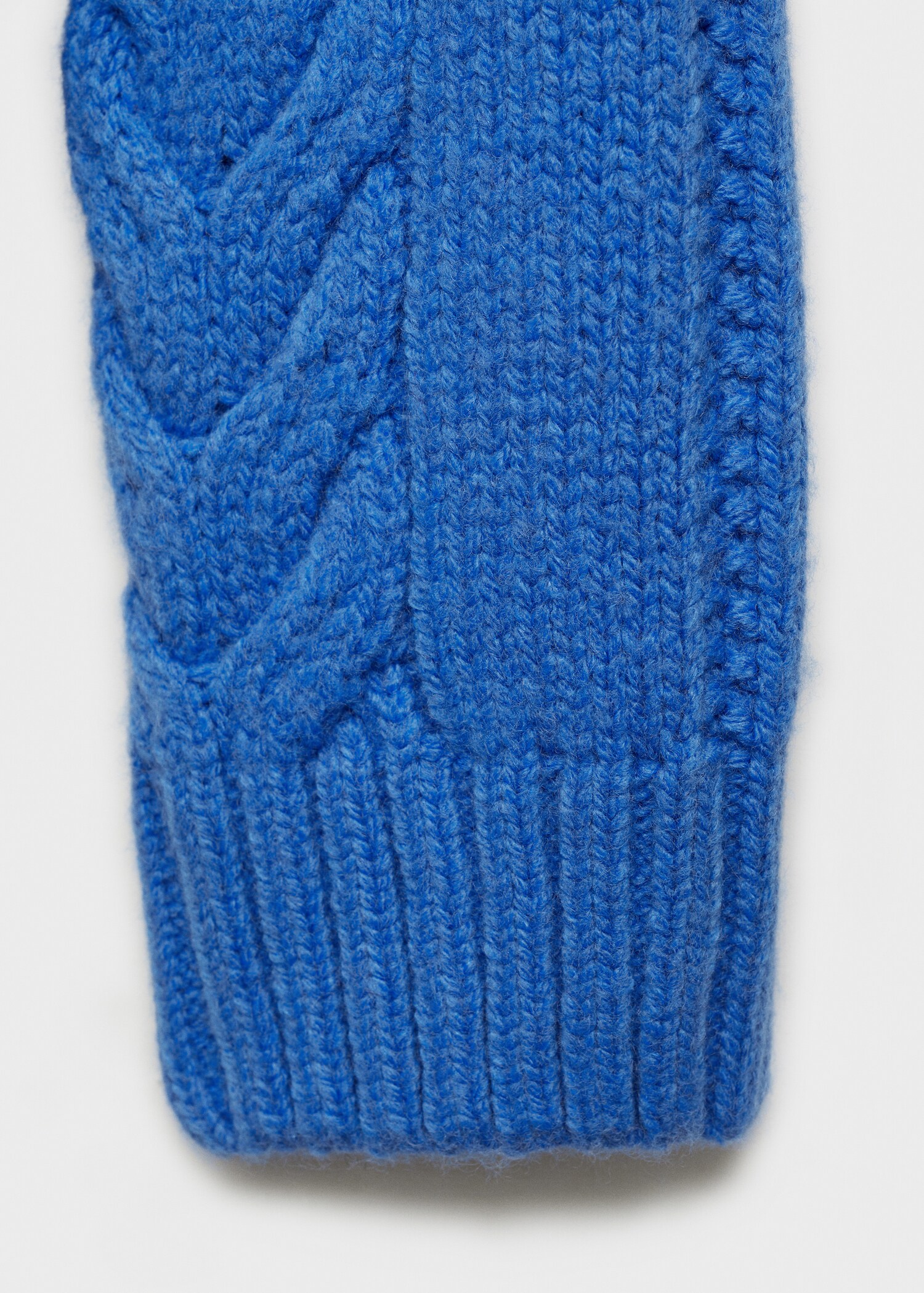 Zopfmusterpullover mit halbhohem Kragen - Detail des Artikels 0