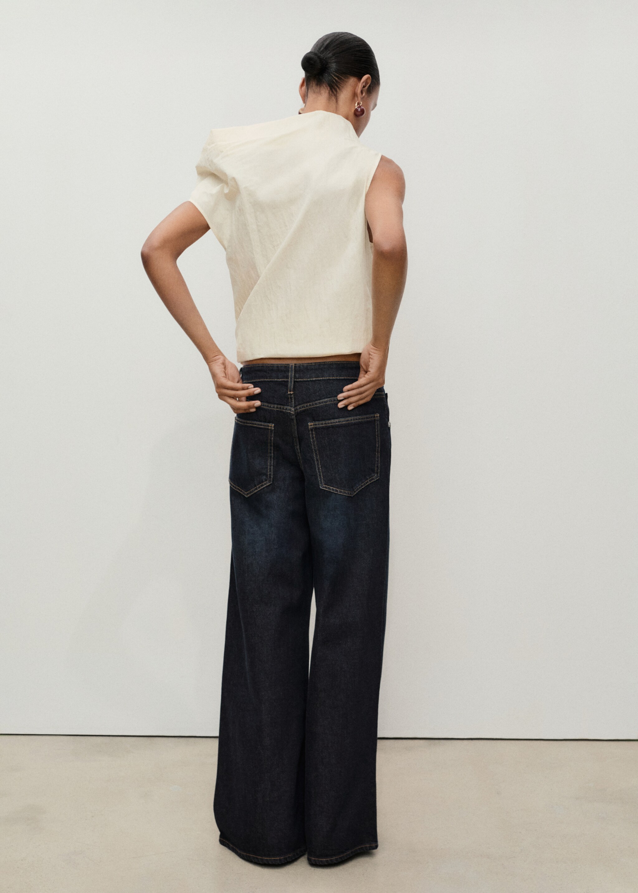 Low-rise rinse-wash wide-leg jeans - Reverse of the article