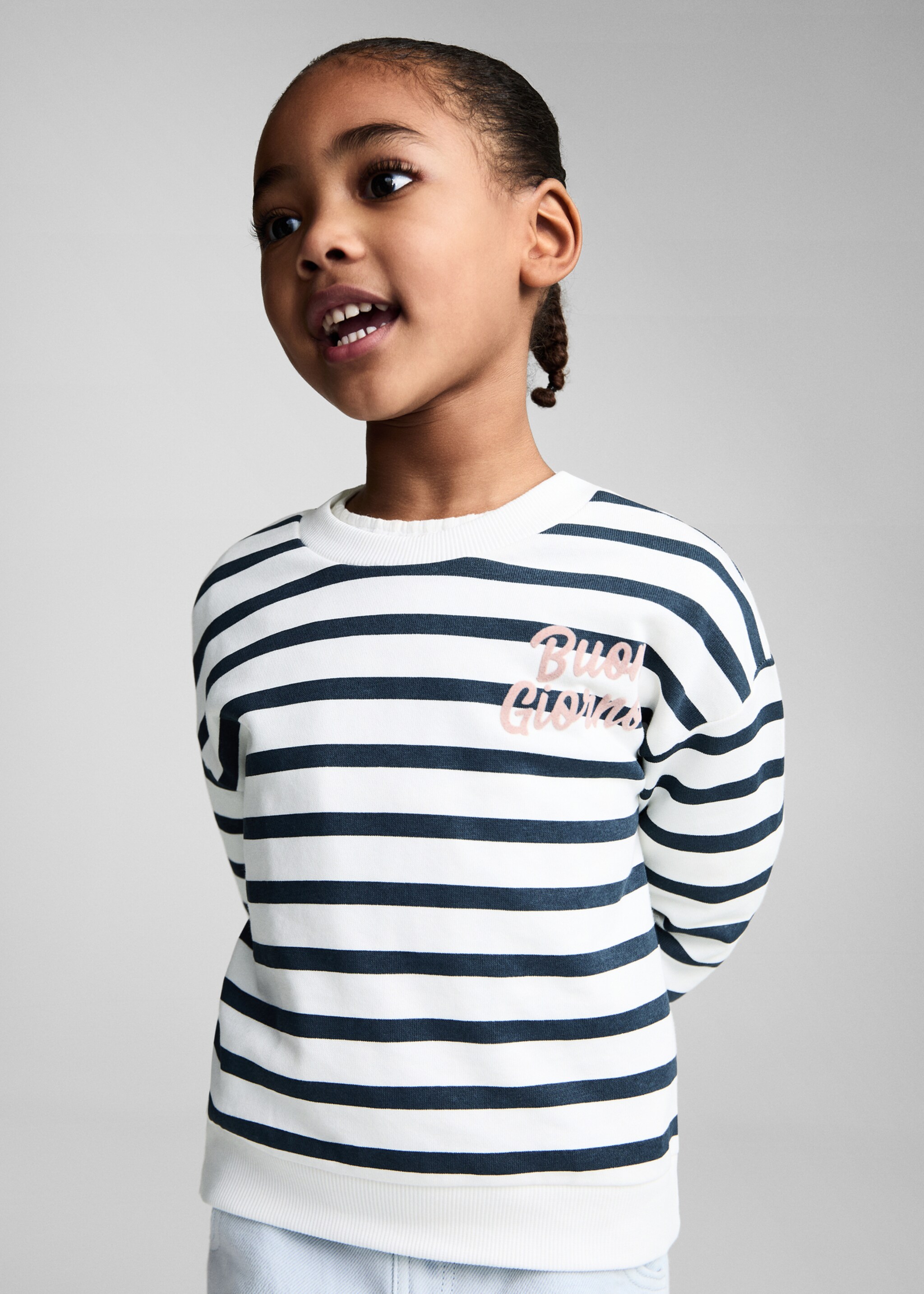 Sweat-shirt à rayures et message - Plan moyen