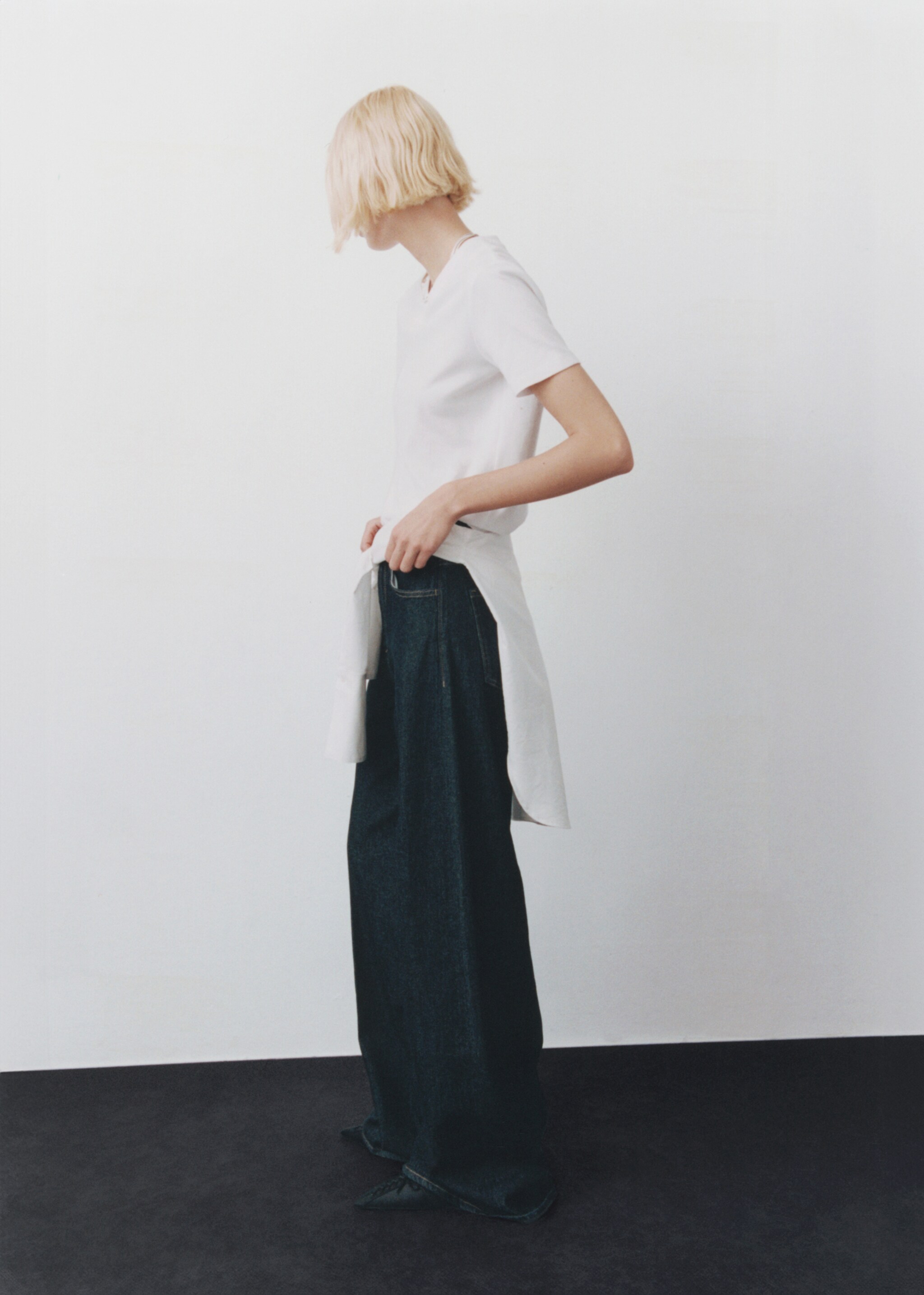 V-neck cotton T-shirt - Details of the article 2
