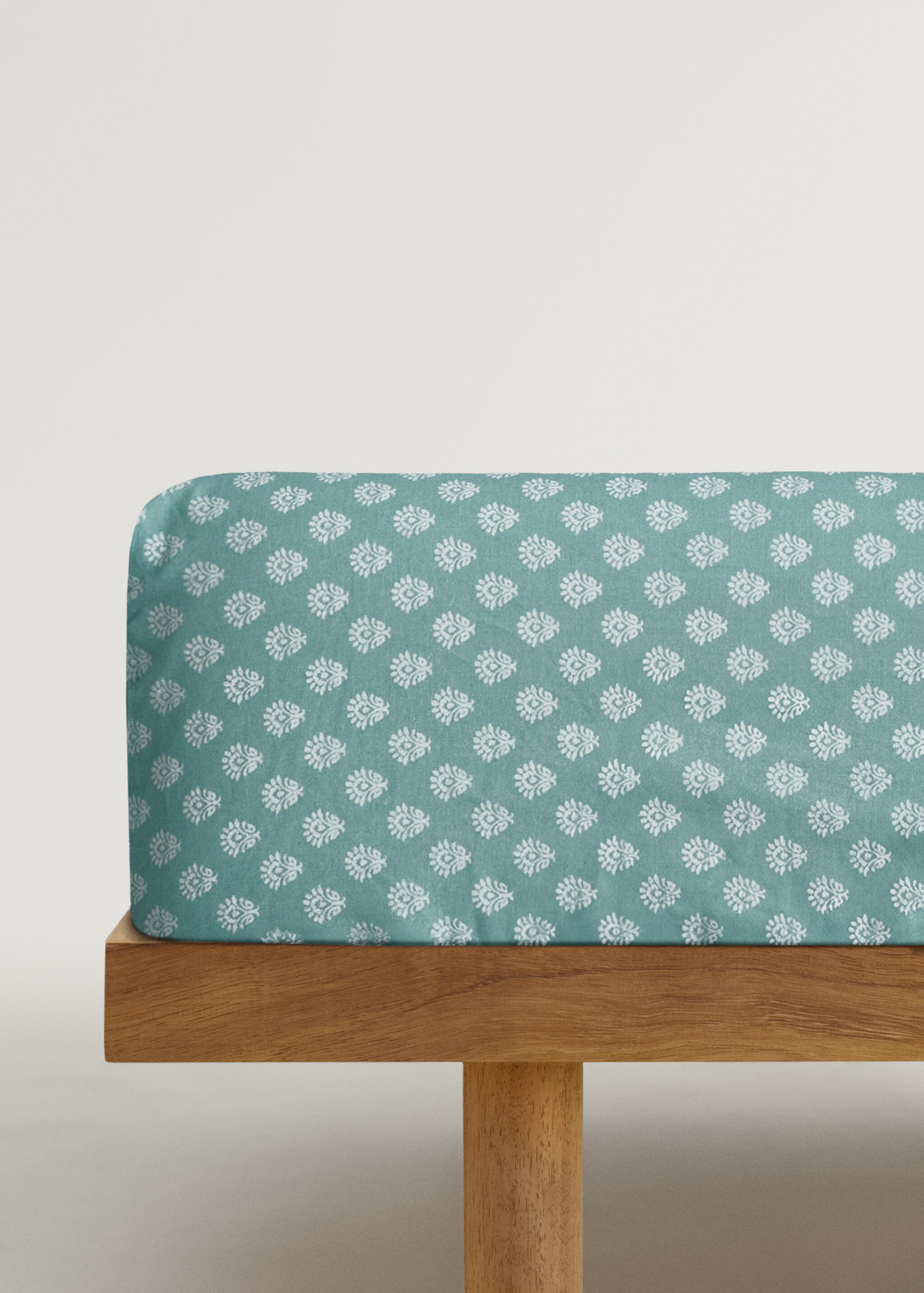 Children’s cotton percale fitted sheet with small flowers for 90 cm bed - Article without model