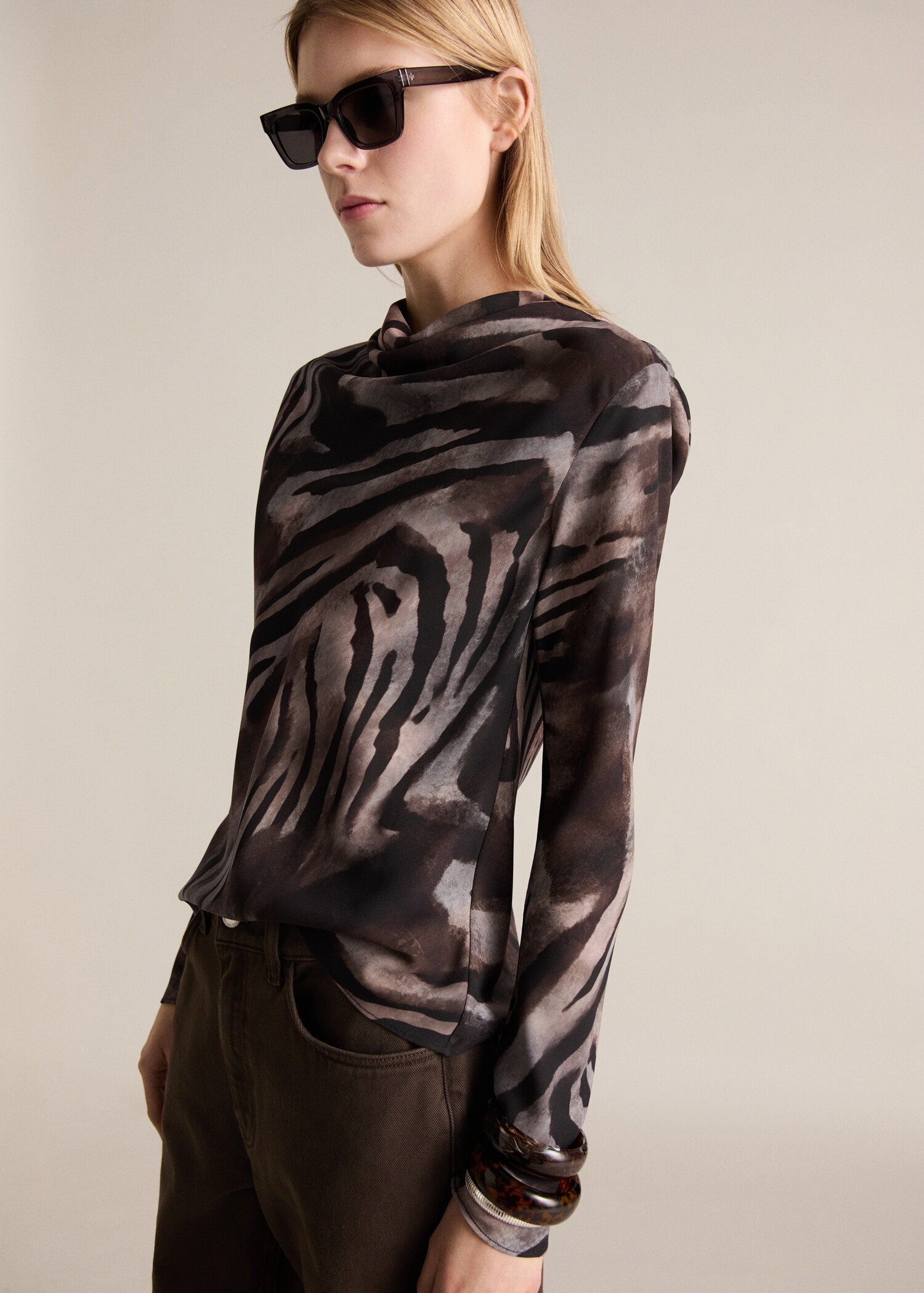 Blusa satinada cebra - Plano medio