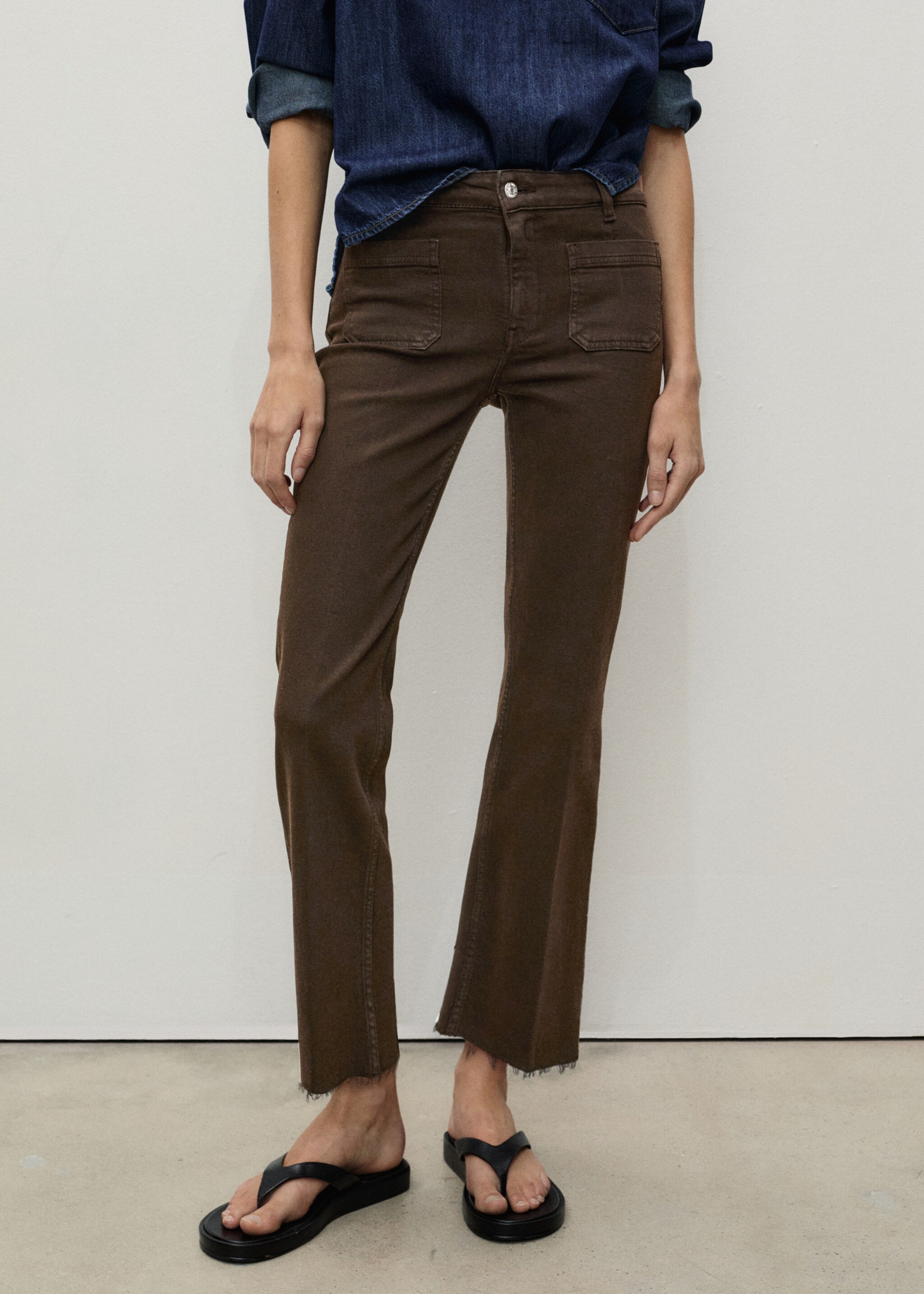 Jeans flare crop bolsillos - Plano medio