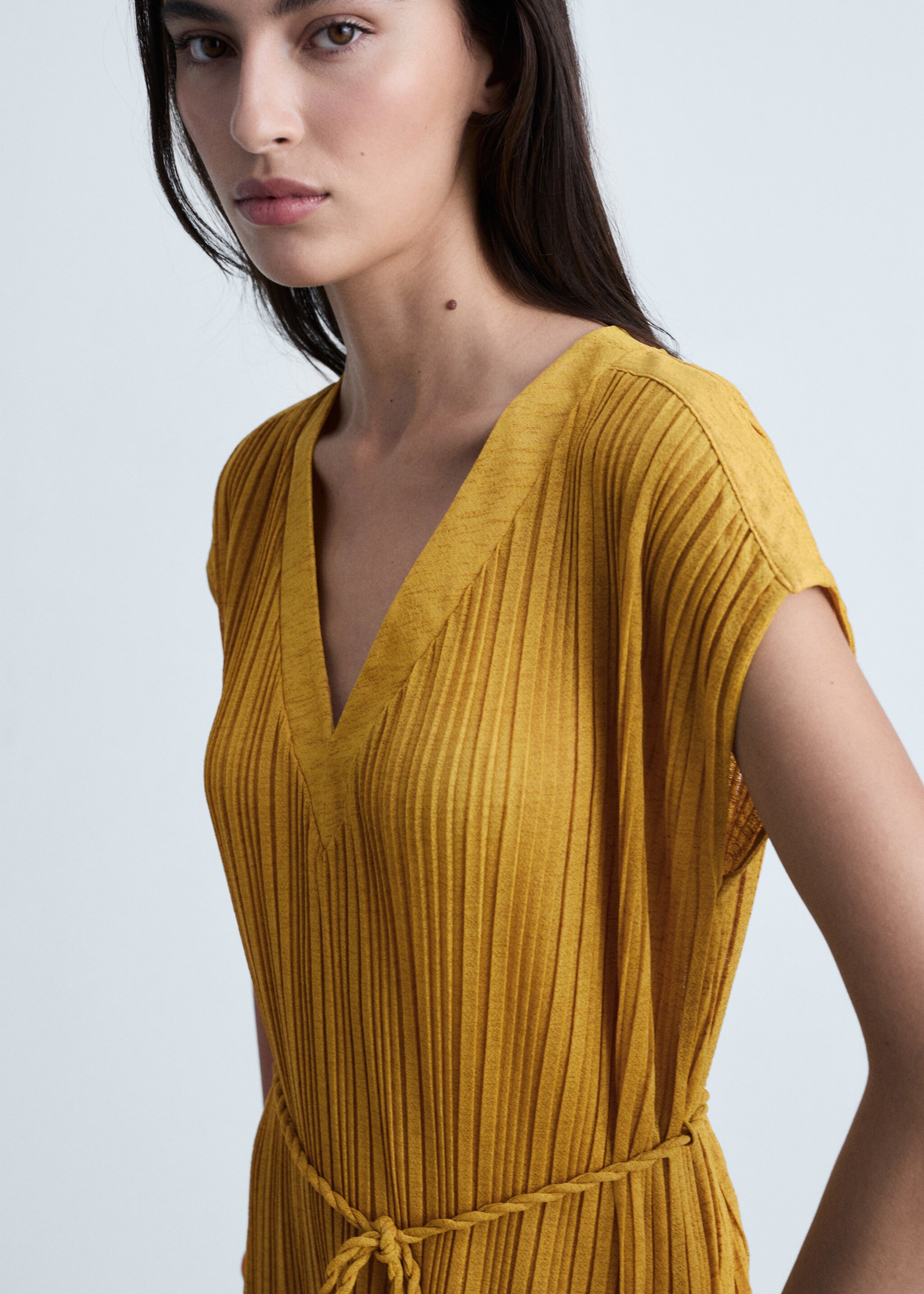 Plissée-Kleid mit Gürtel - Detail des Artikels 1